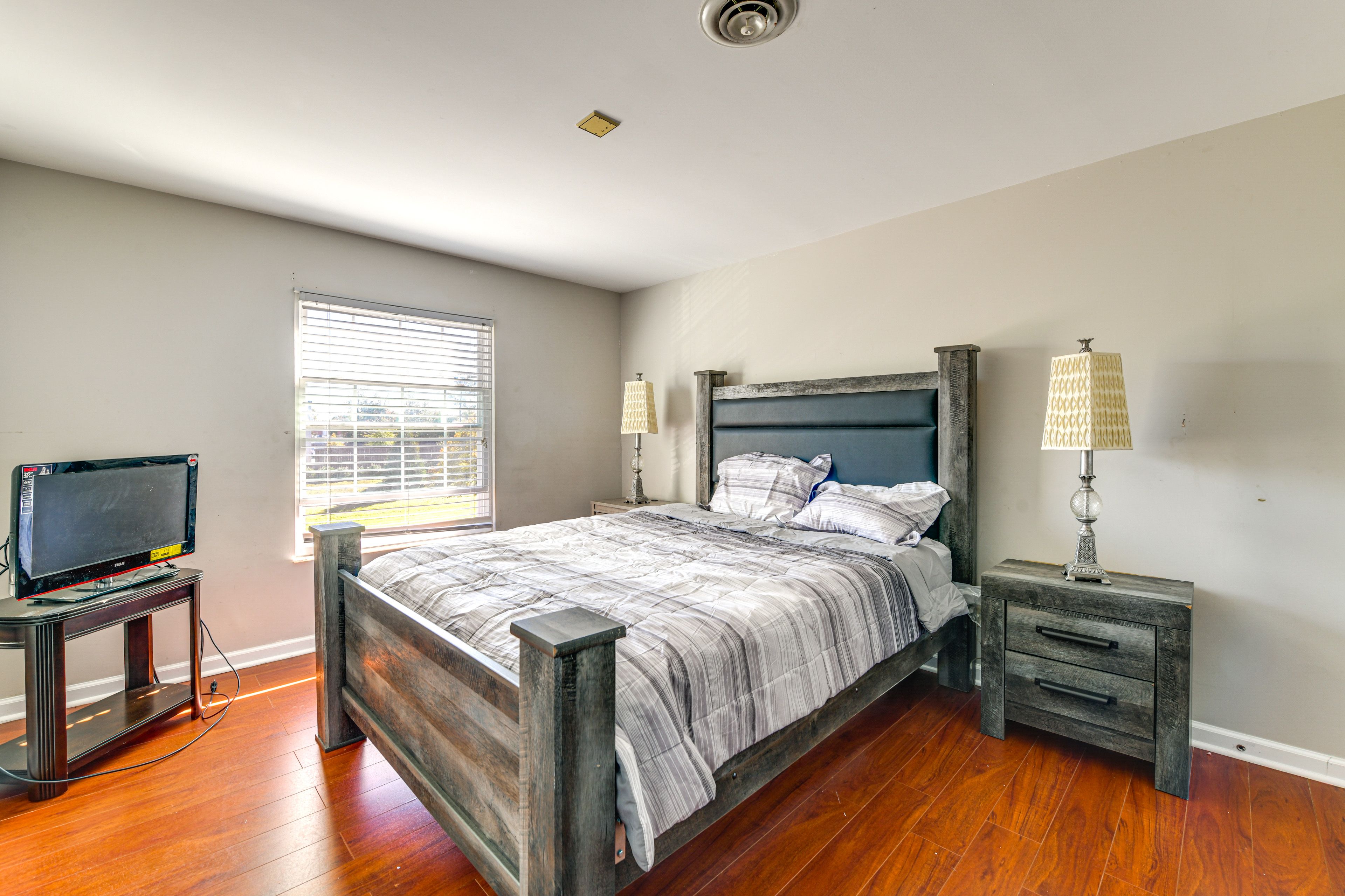 Bedroom 2 | Queen Bed