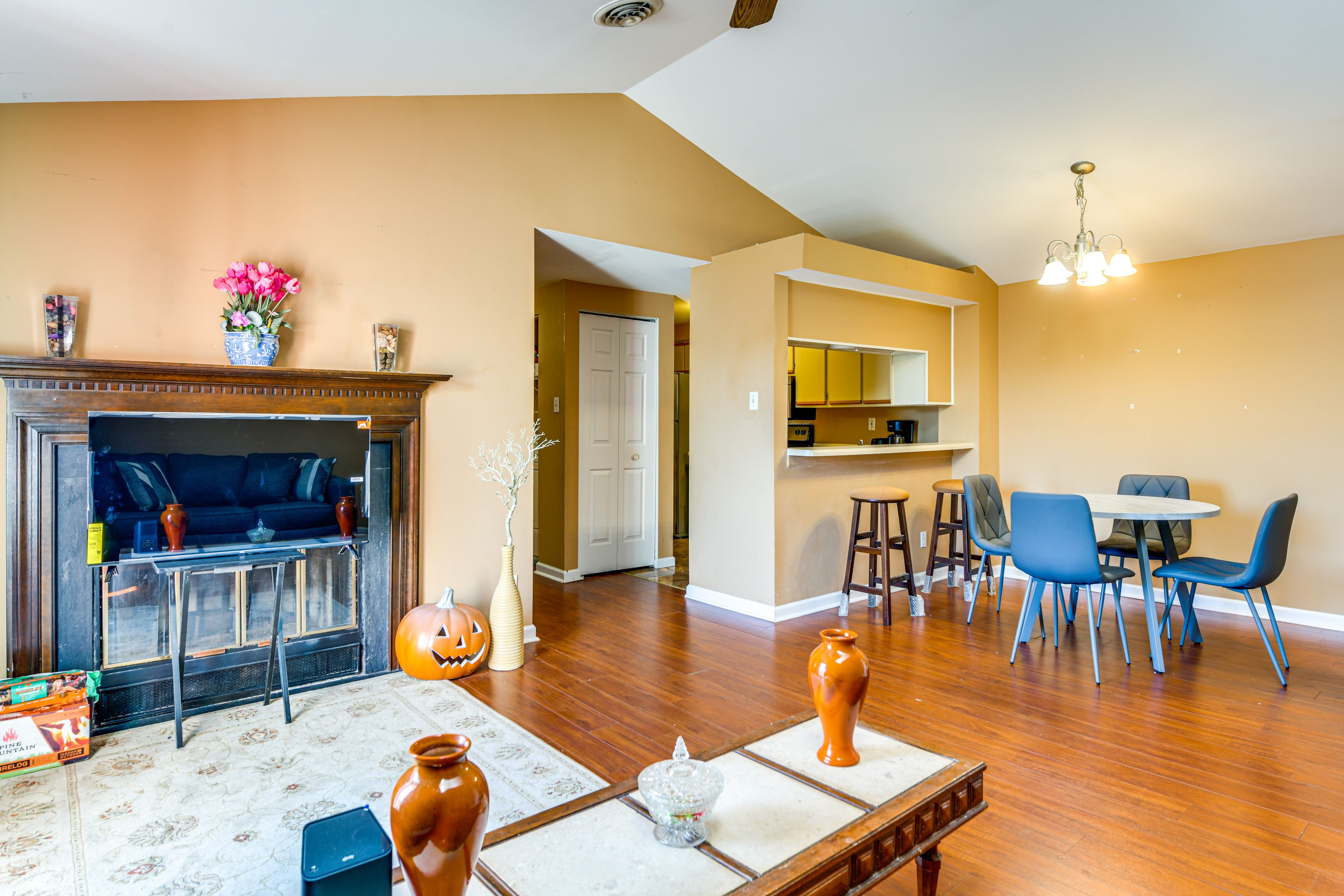 Richmond Vacation Rental | 2BR | 2BA | Stairs Required | 1,000 Sq Ft