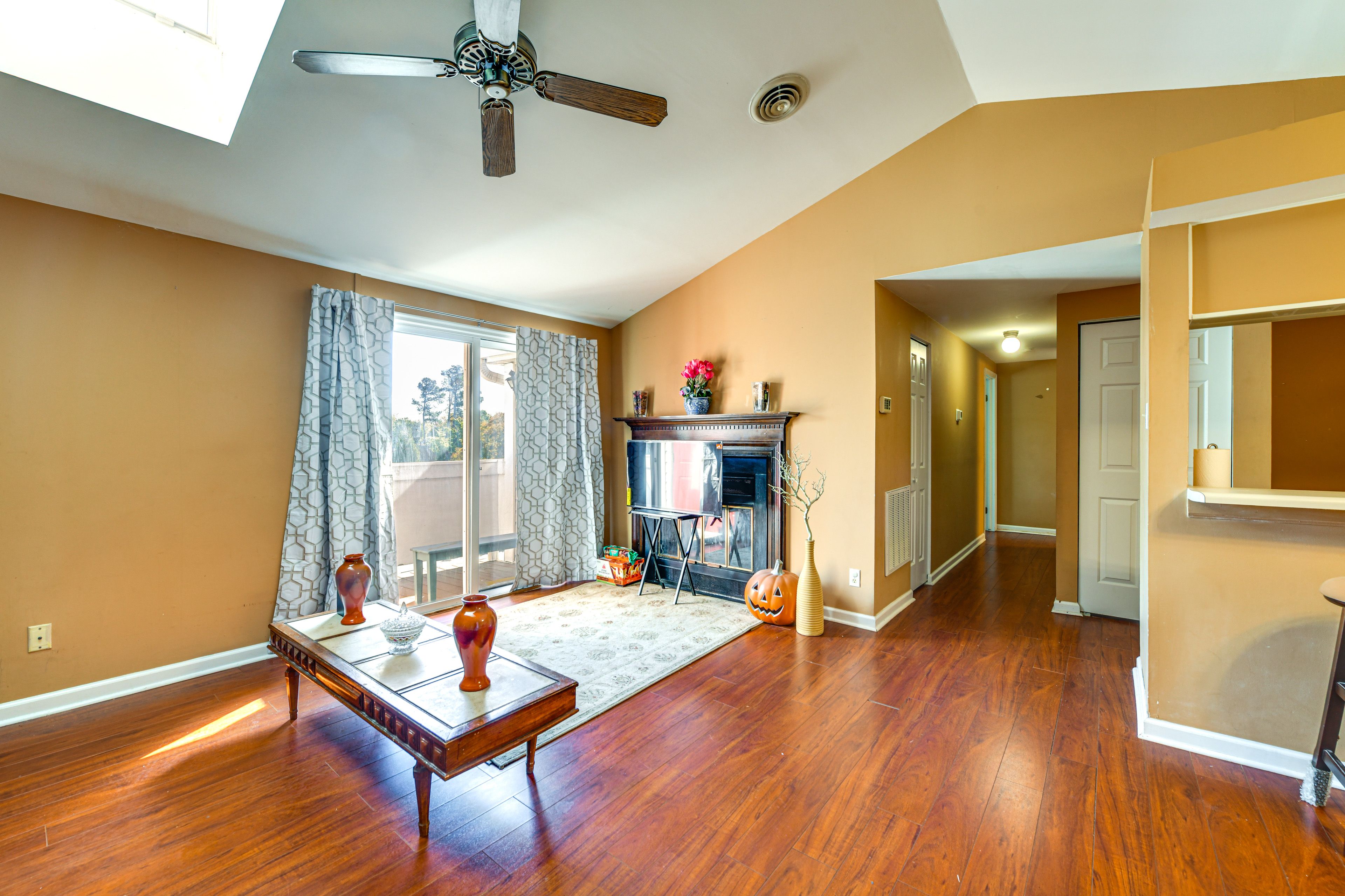 Living Room | Free WiFi | Central A/C & Heat