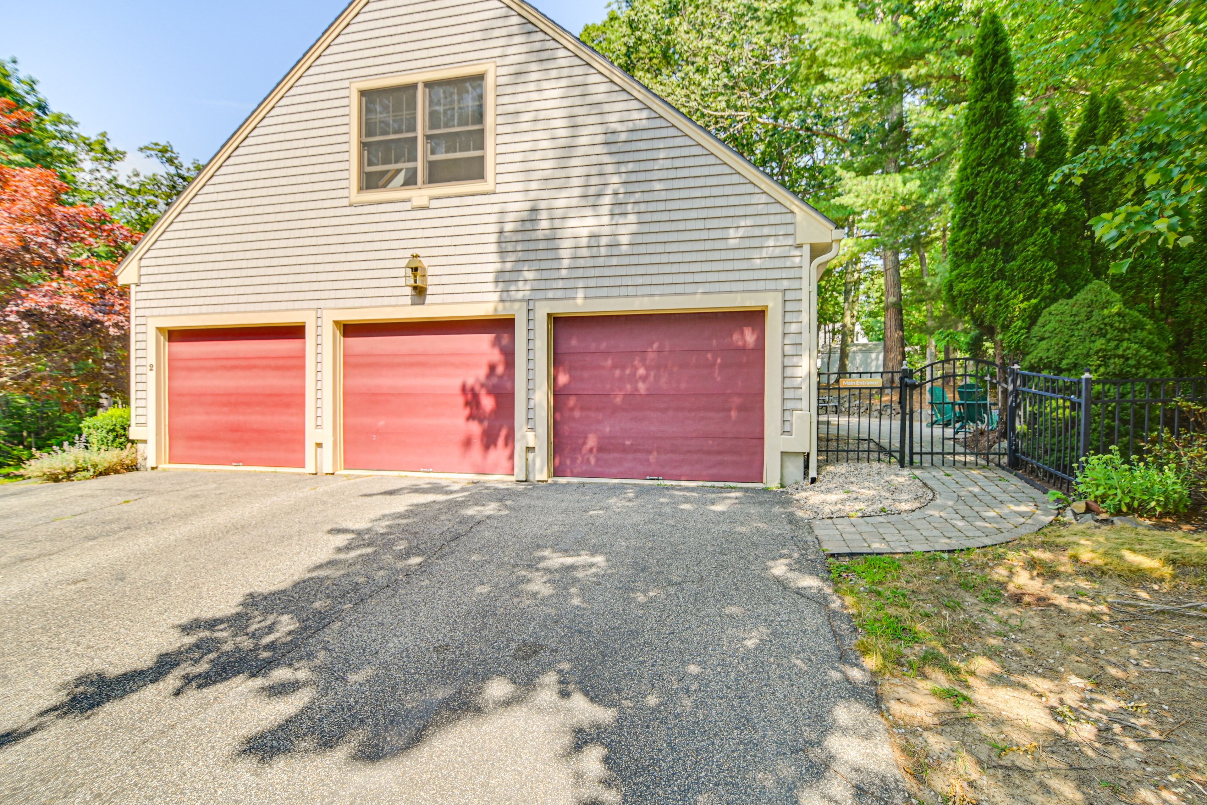 Parking | Driveway (8 Vehicles)