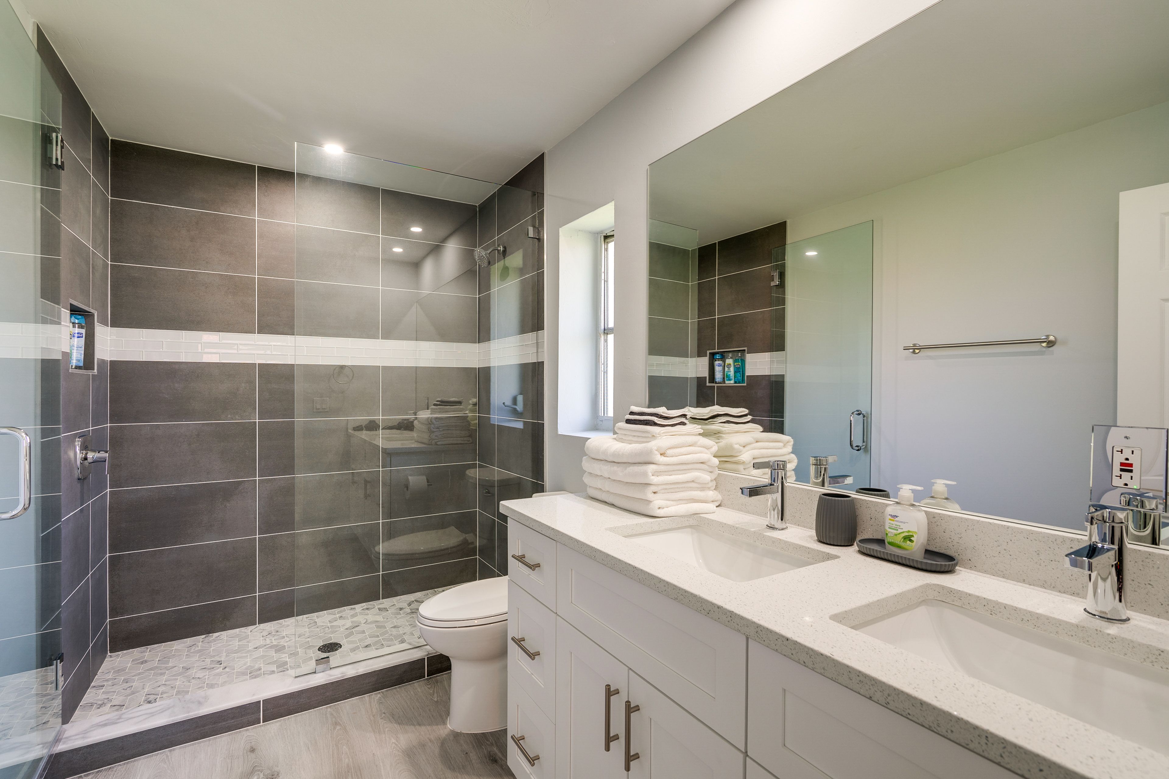 Full Bathroom | Complimentary Toiletries | Towels Provided