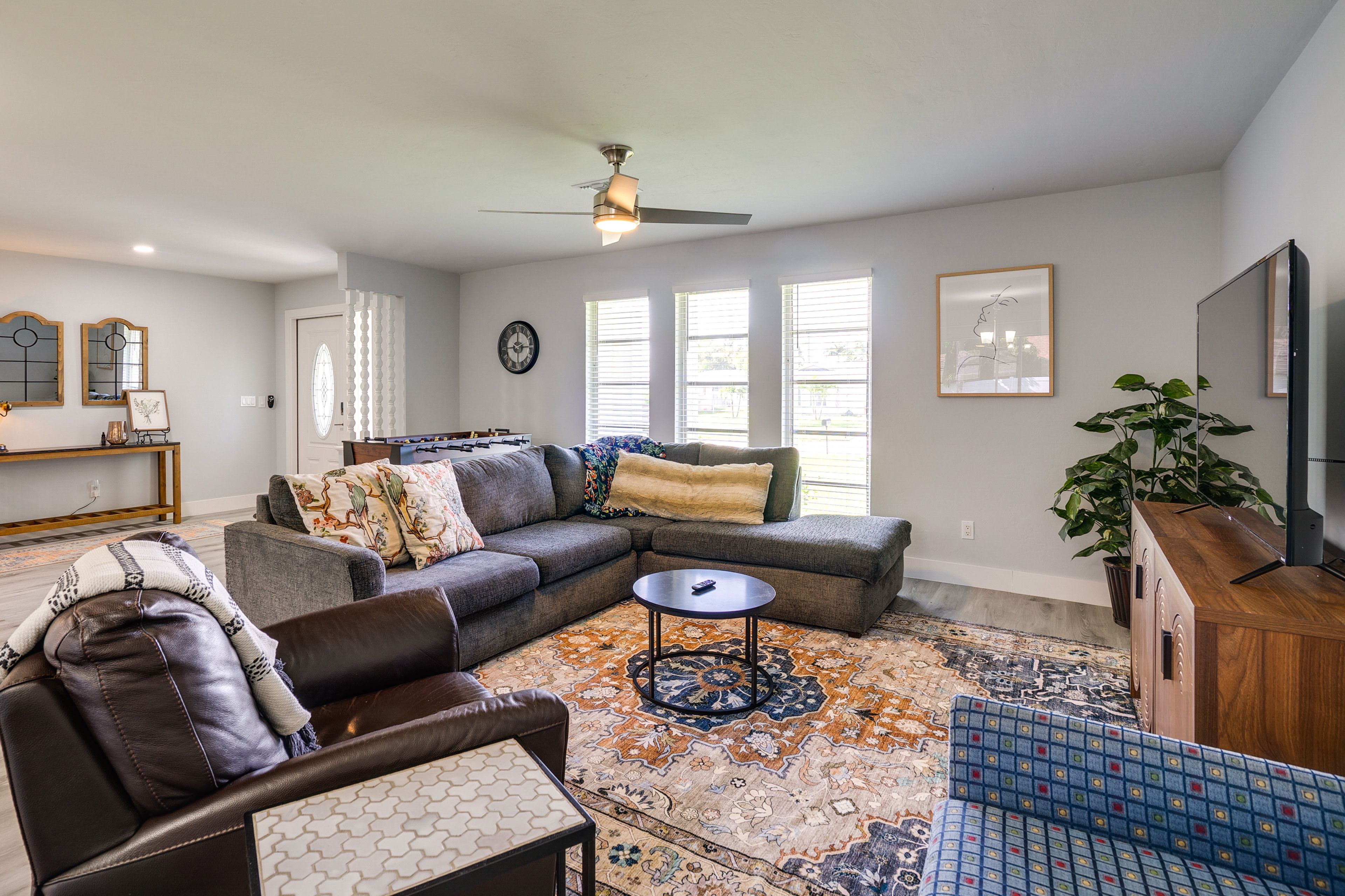 Living Room | Flat-Screen TV | Central Heating & A/C | Free WiFi