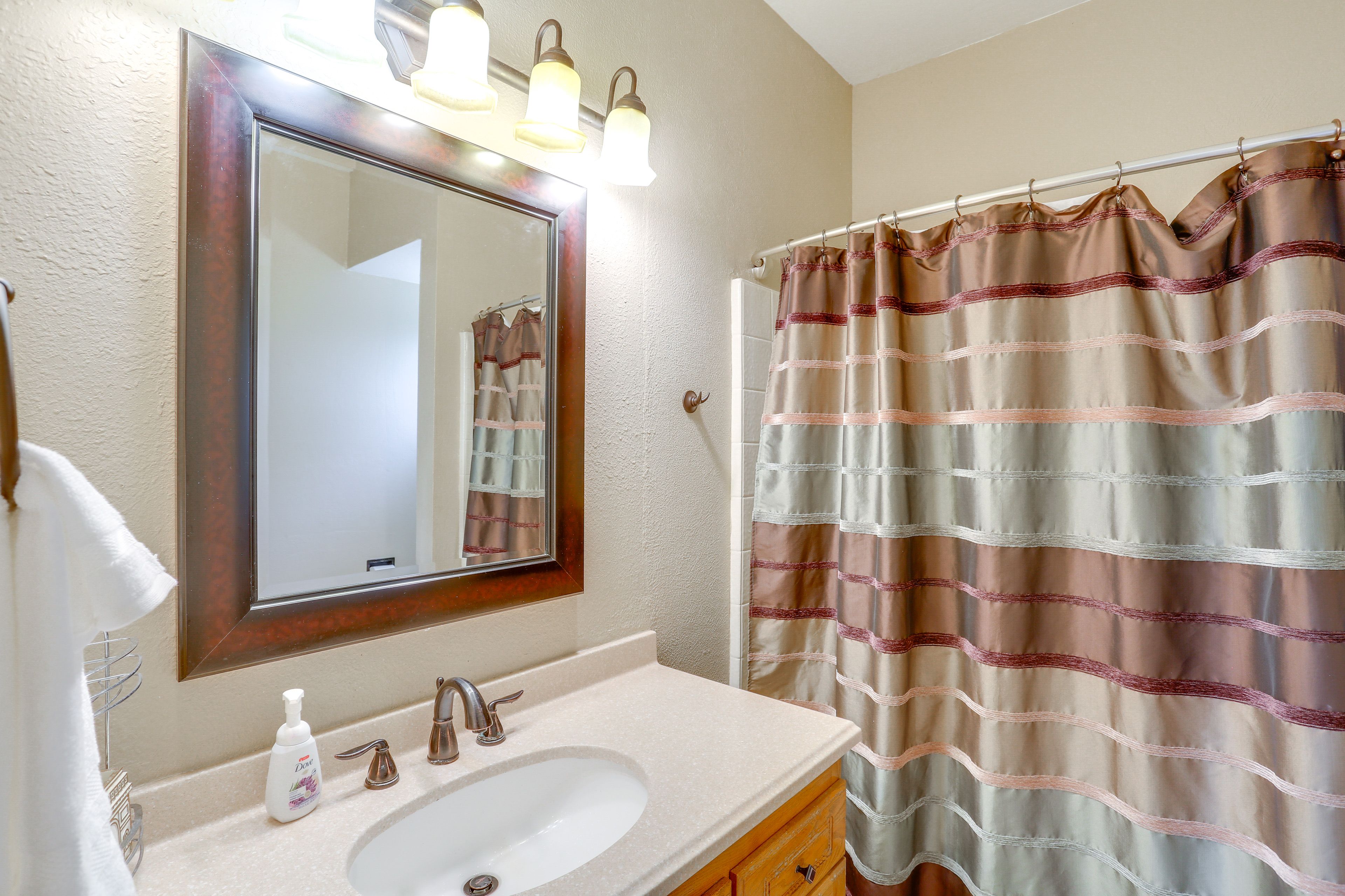 Full Bathroom | 1st Floor | Towels Provided