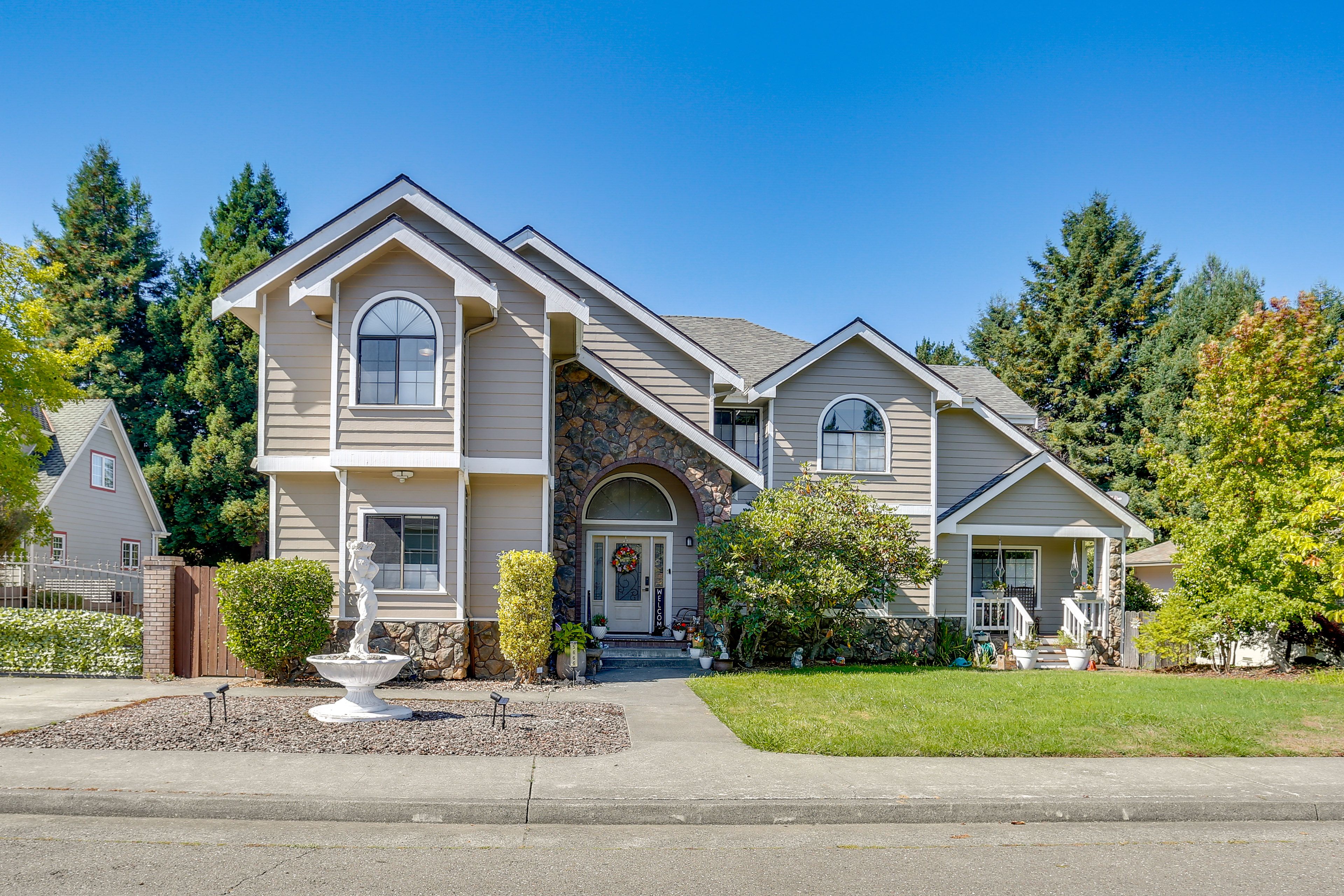 Eureka Vacation Rental | 6BR | 3BA | 4,000 Sq Ft | 3 Steps Required