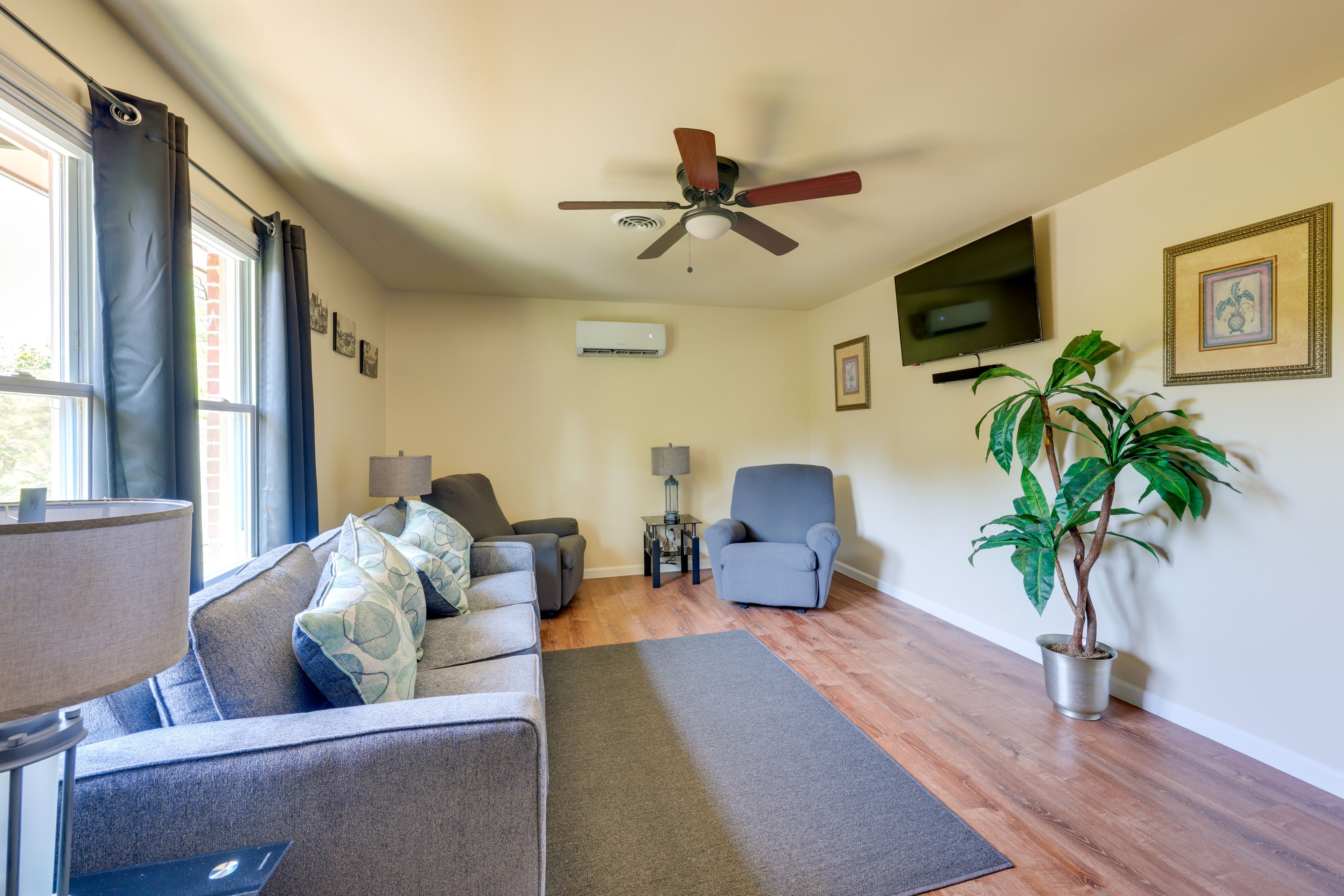 Living Room | Queen Sleeper Sofa | Smart TV | Dedicated Workspace | Free WiFi