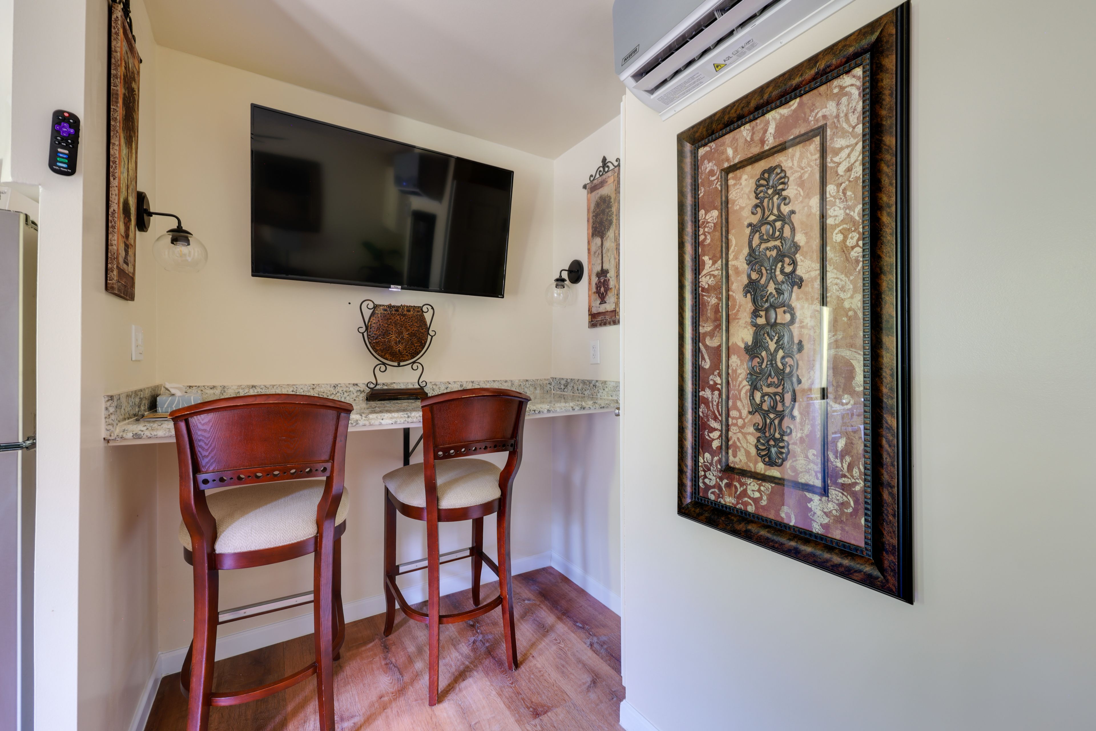 Bar Seating | Smart TV
