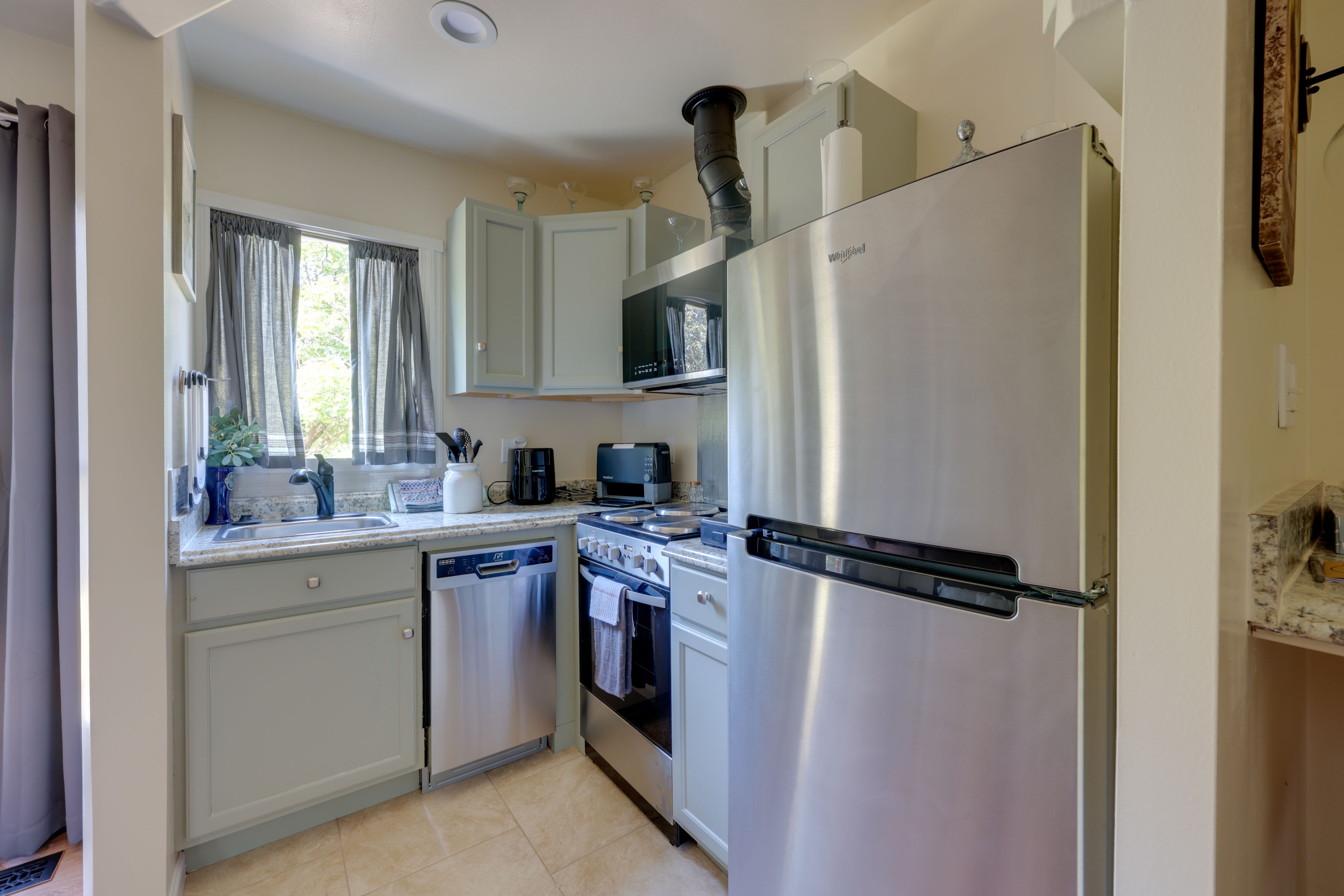 Kitchen | Keurig Coffee Maker | Air Fryer | Toaster | Cooking Basics