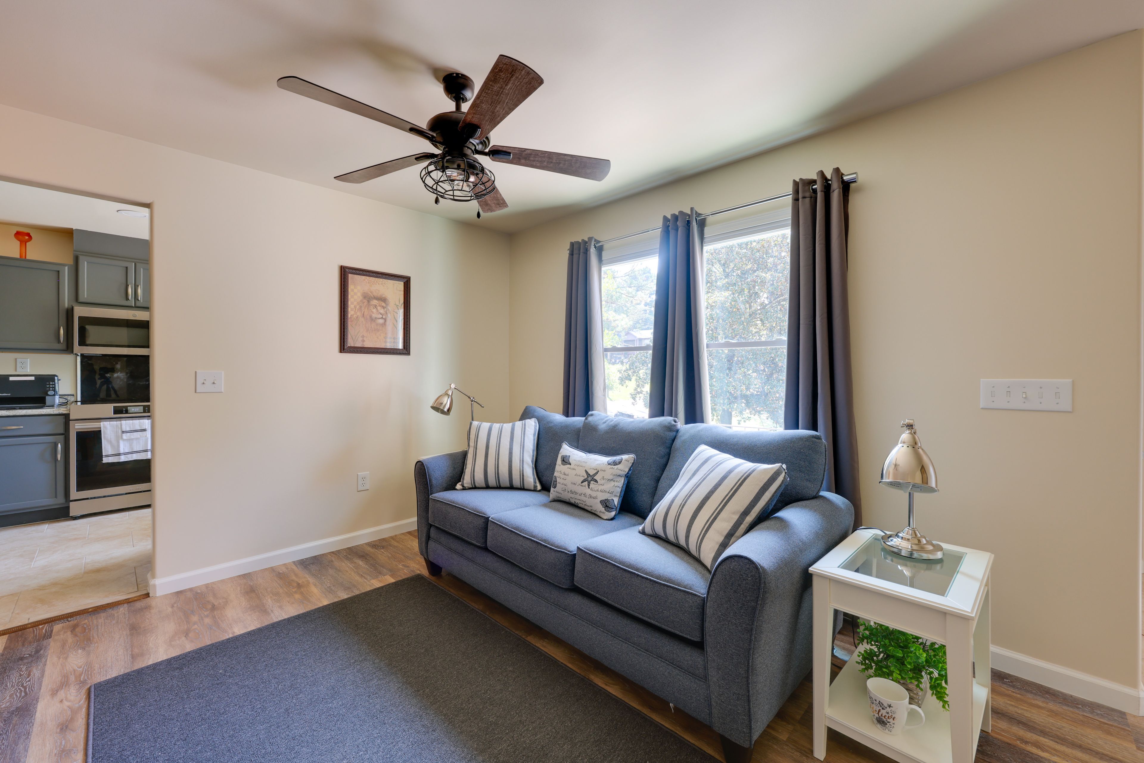 Living Room | Queen Sleeper Sofa | Smart TV | Dedicated Workspace | Free WiFi