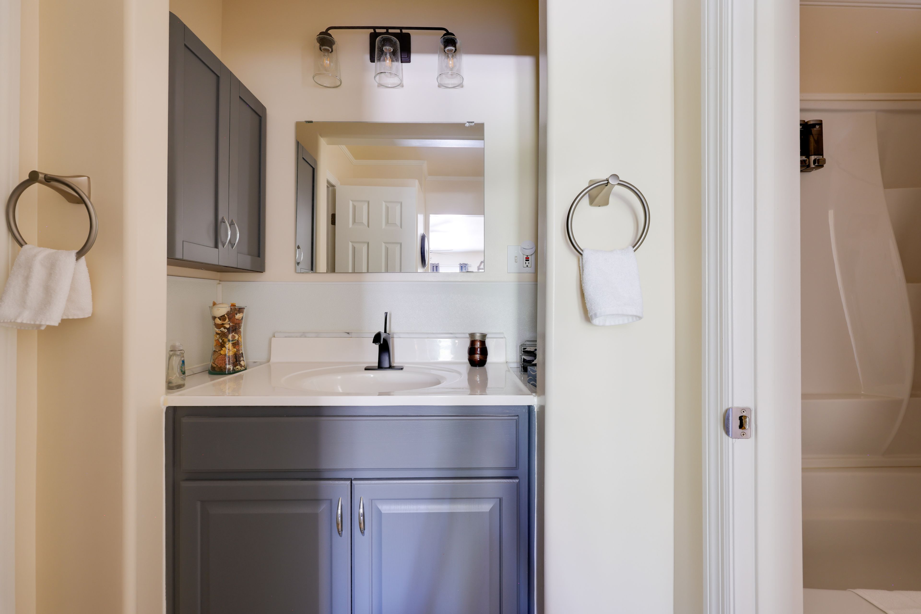 Bathroom | Towels Provided | Complimentary Shampoo & Conditioner | Hair Dryer