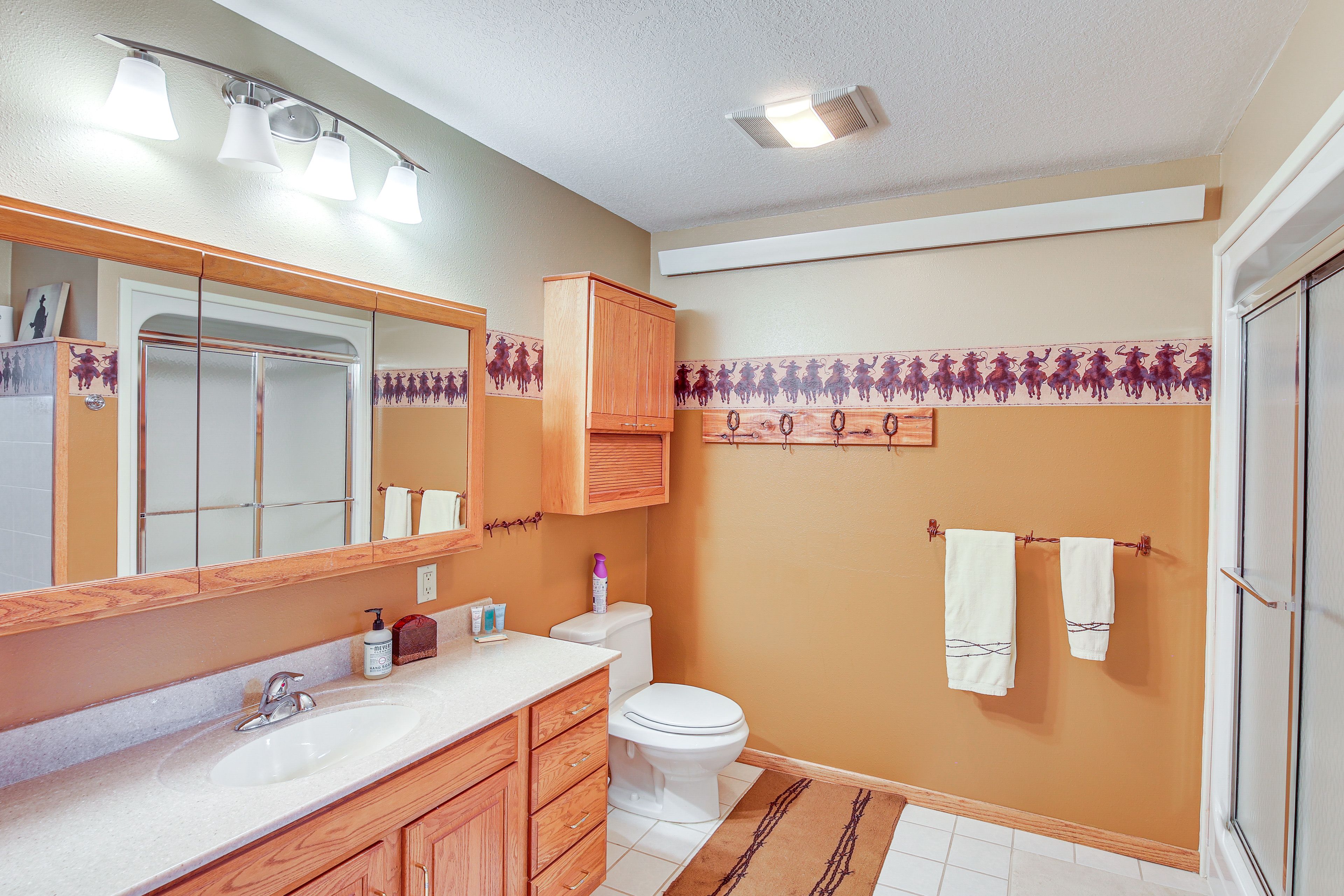 En-Suite Bathroom | Main Floor | Towels Provided