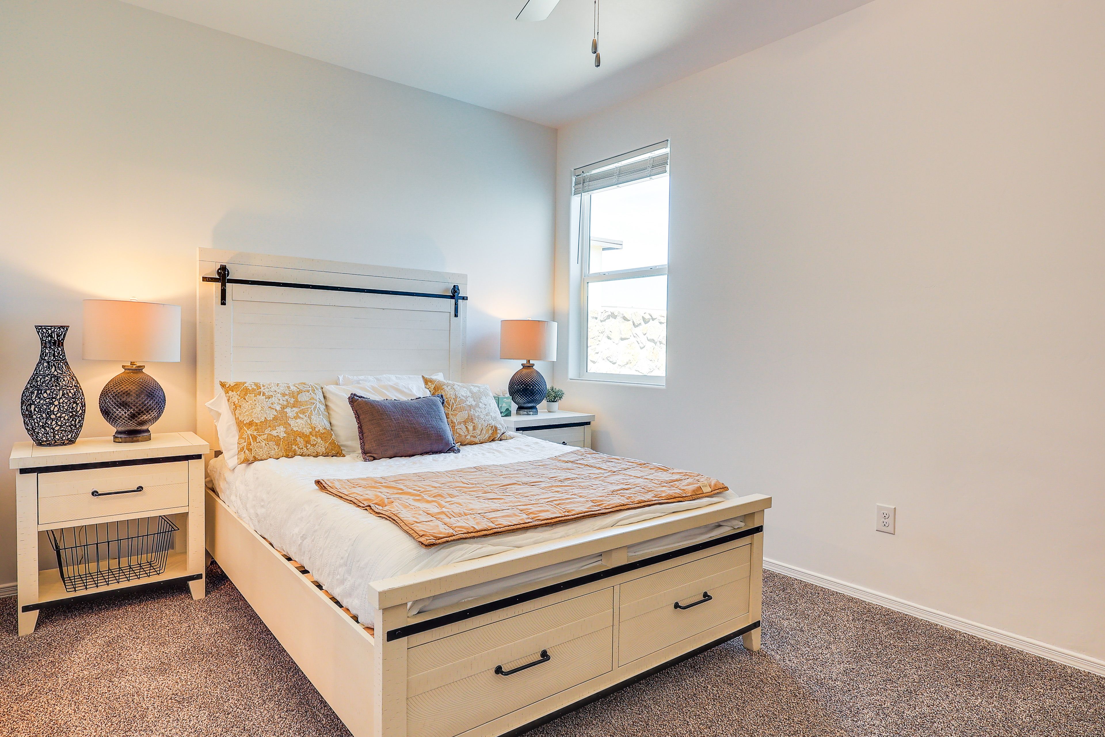 Bedroom 1 | Queen Bed
