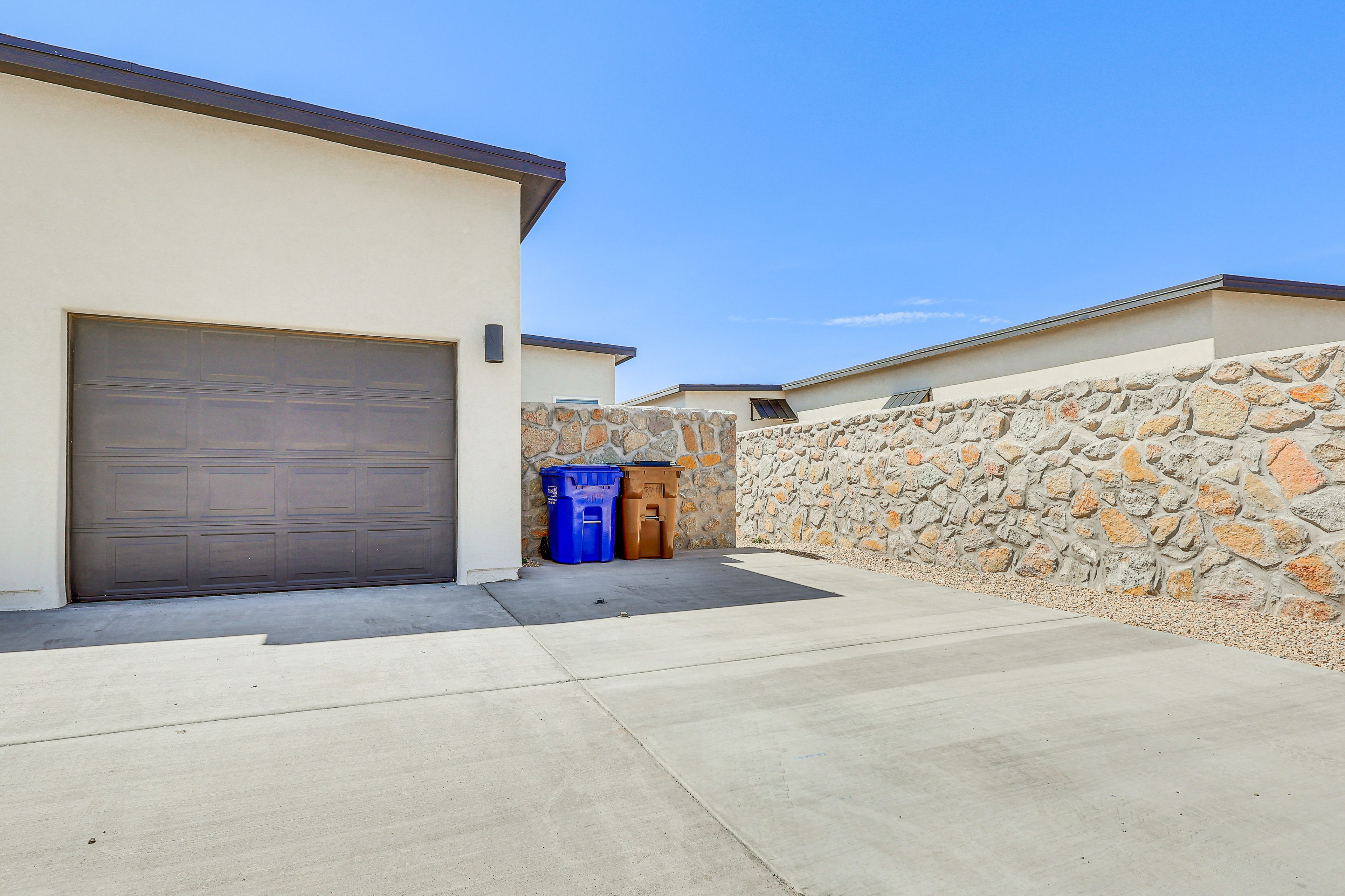 Parking | Driveway (2 Vehicles) | Garage (1 Vehicle)