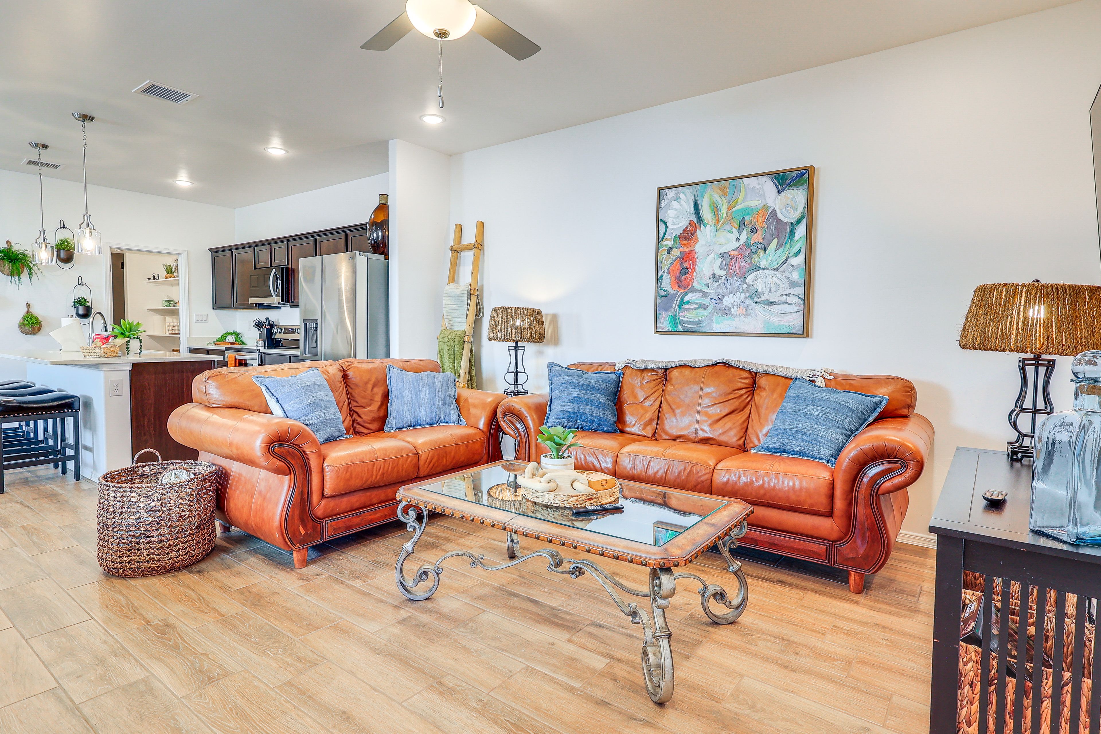 Living Room | Free WiFi | Smart TV | Central A/C