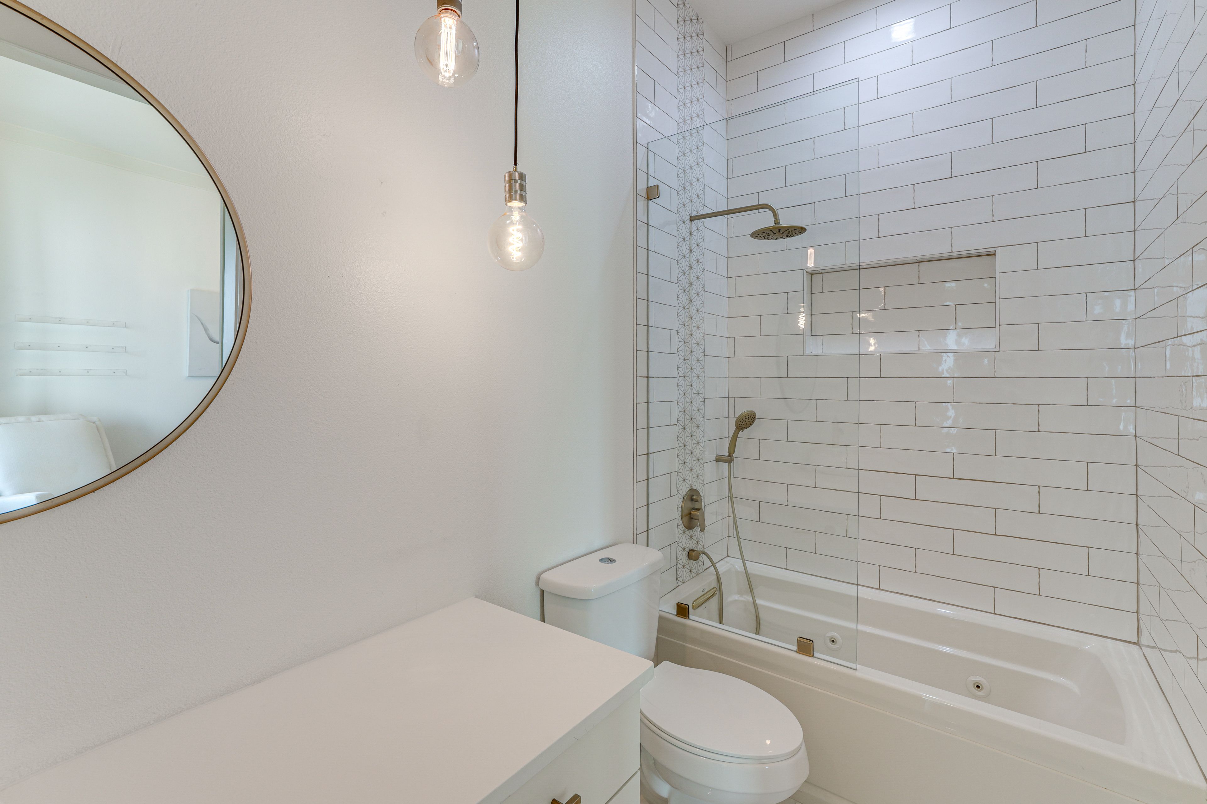 Full Bathroom | Towels Provided | 2nd Floor