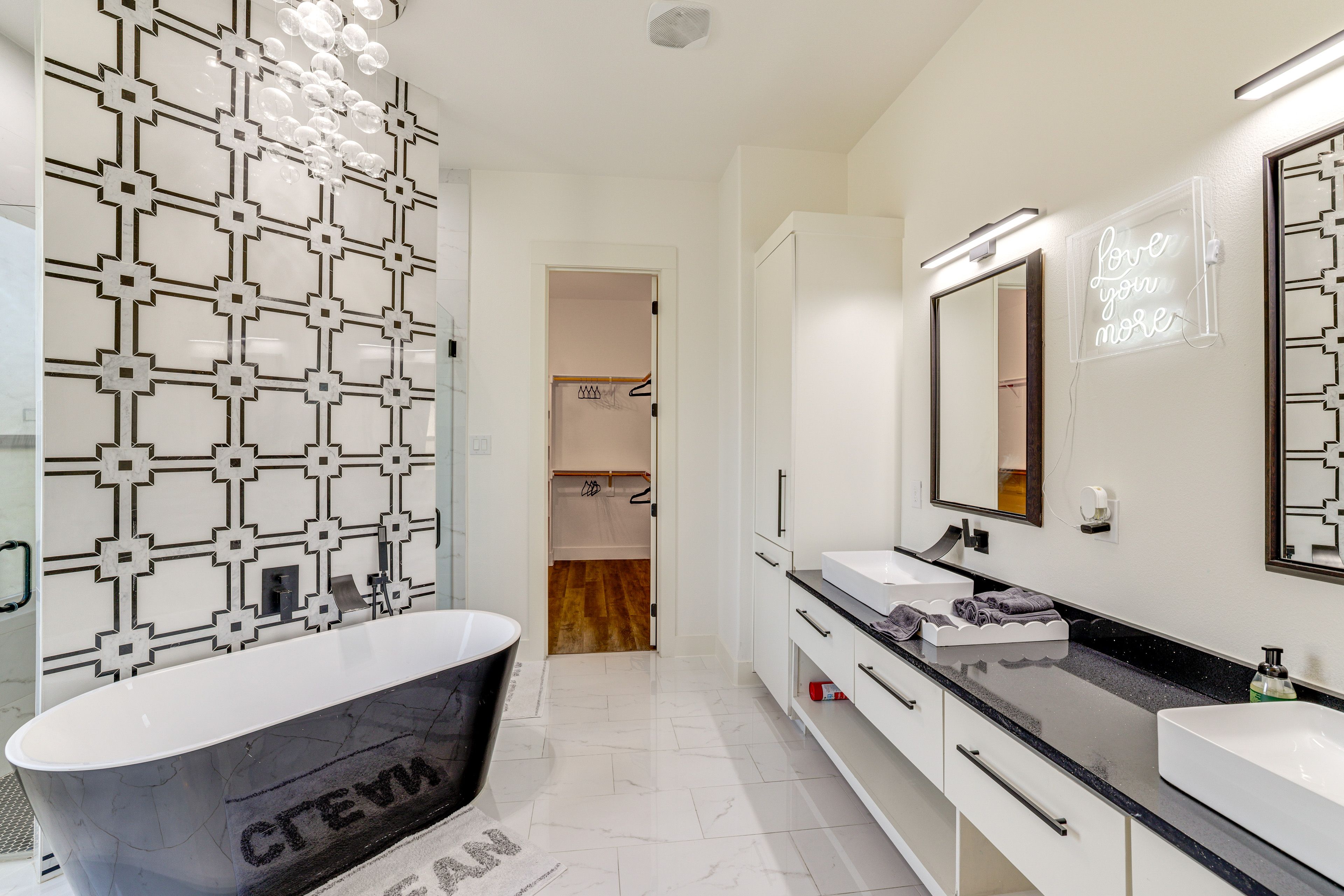 Full Bathroom | Towels Provided | 2nd Floor