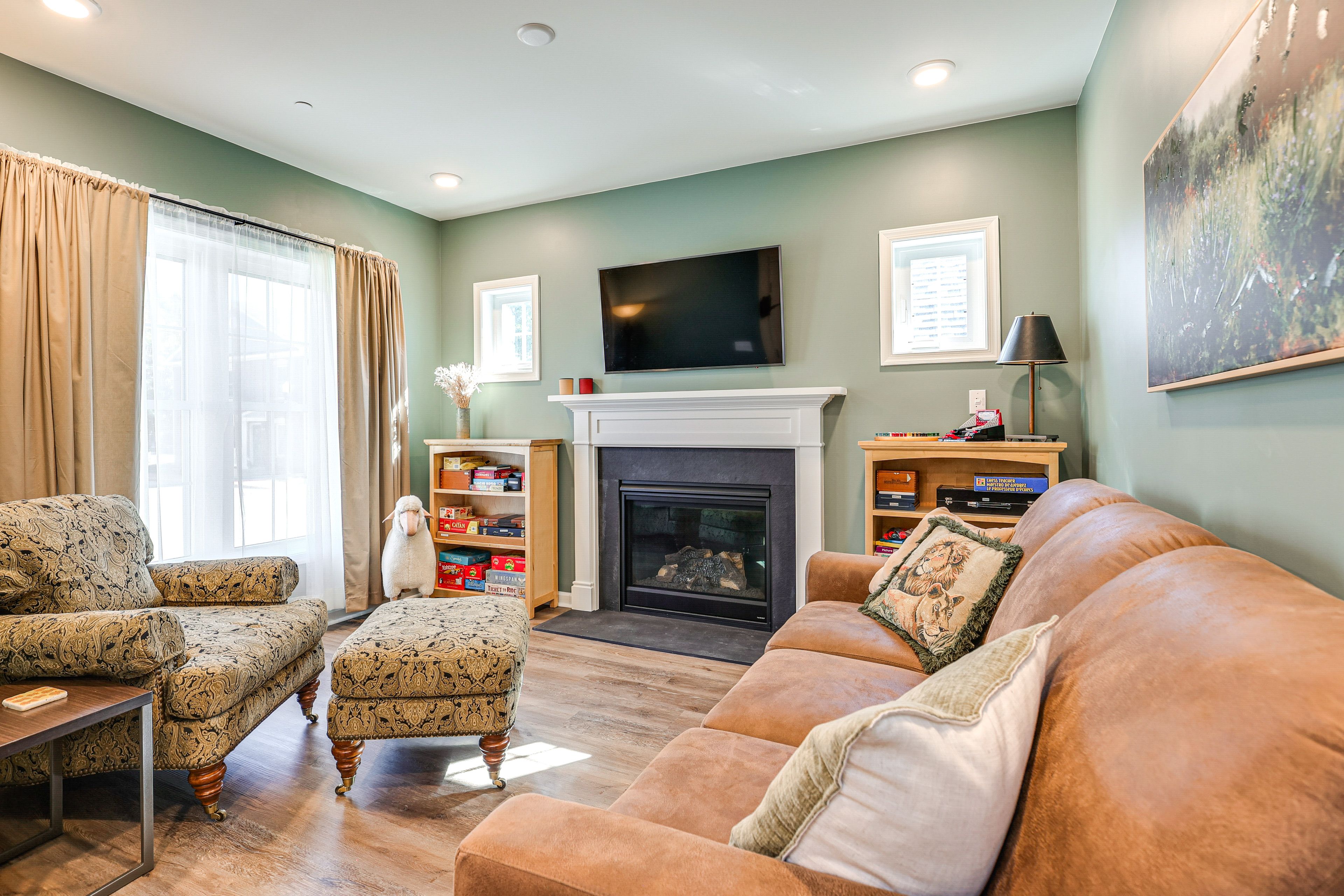 Living Room | Queen Sleeper Sofa | Smart TV | Central Heating & A/C | Free WiFi