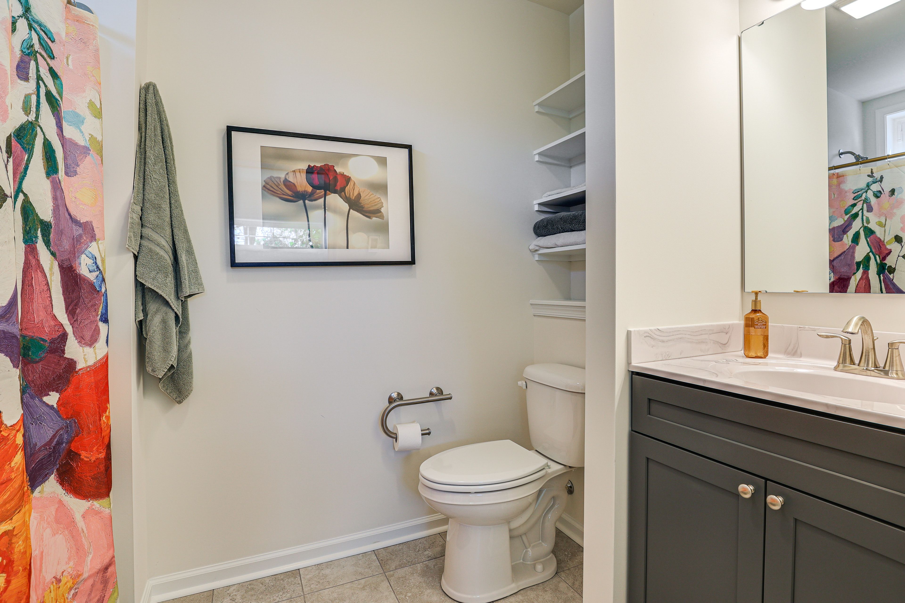 Full Bathroom | Complimentary Toiletries | Towels Provided