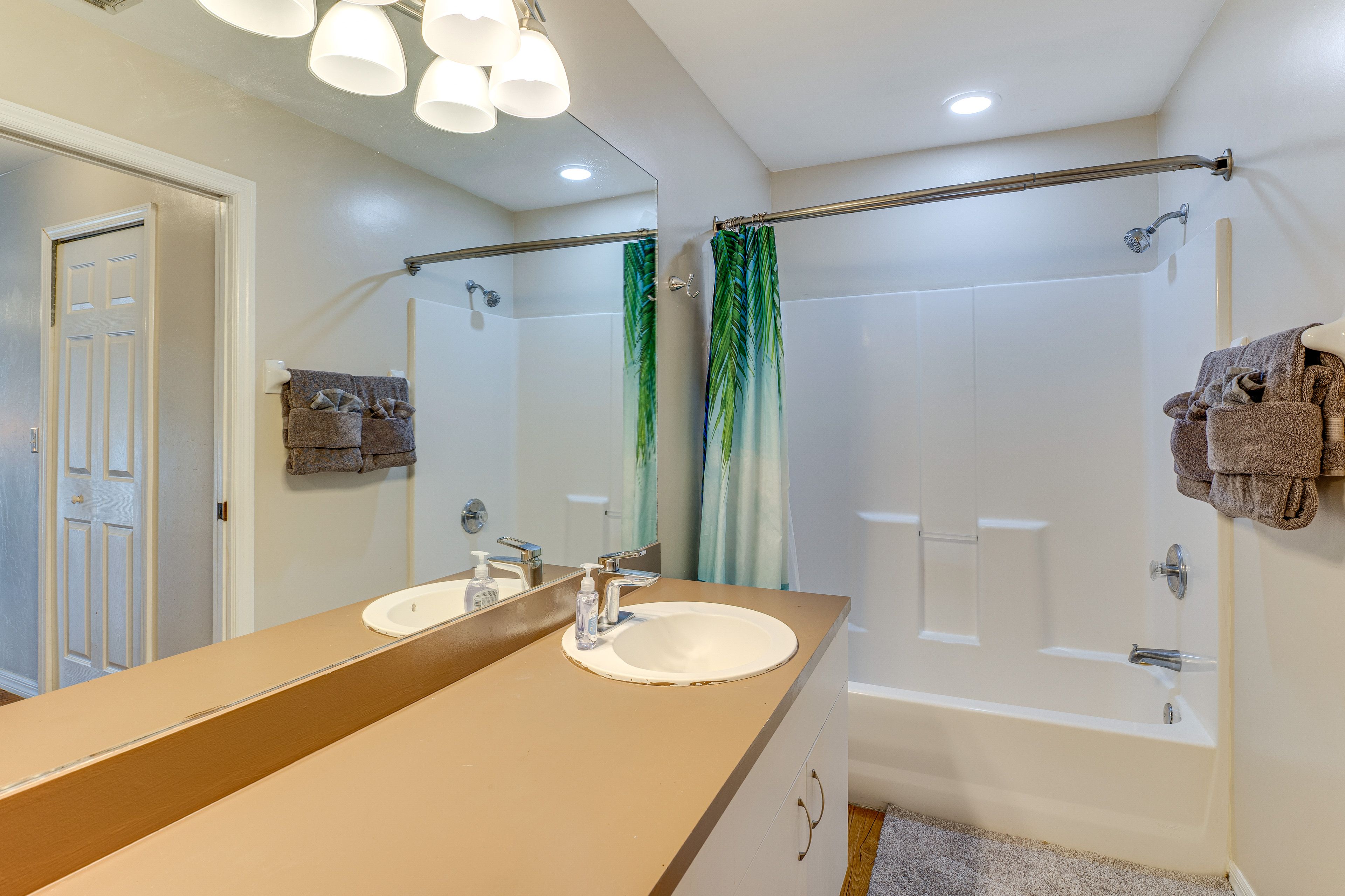 Full Bathroom | Towels Provided