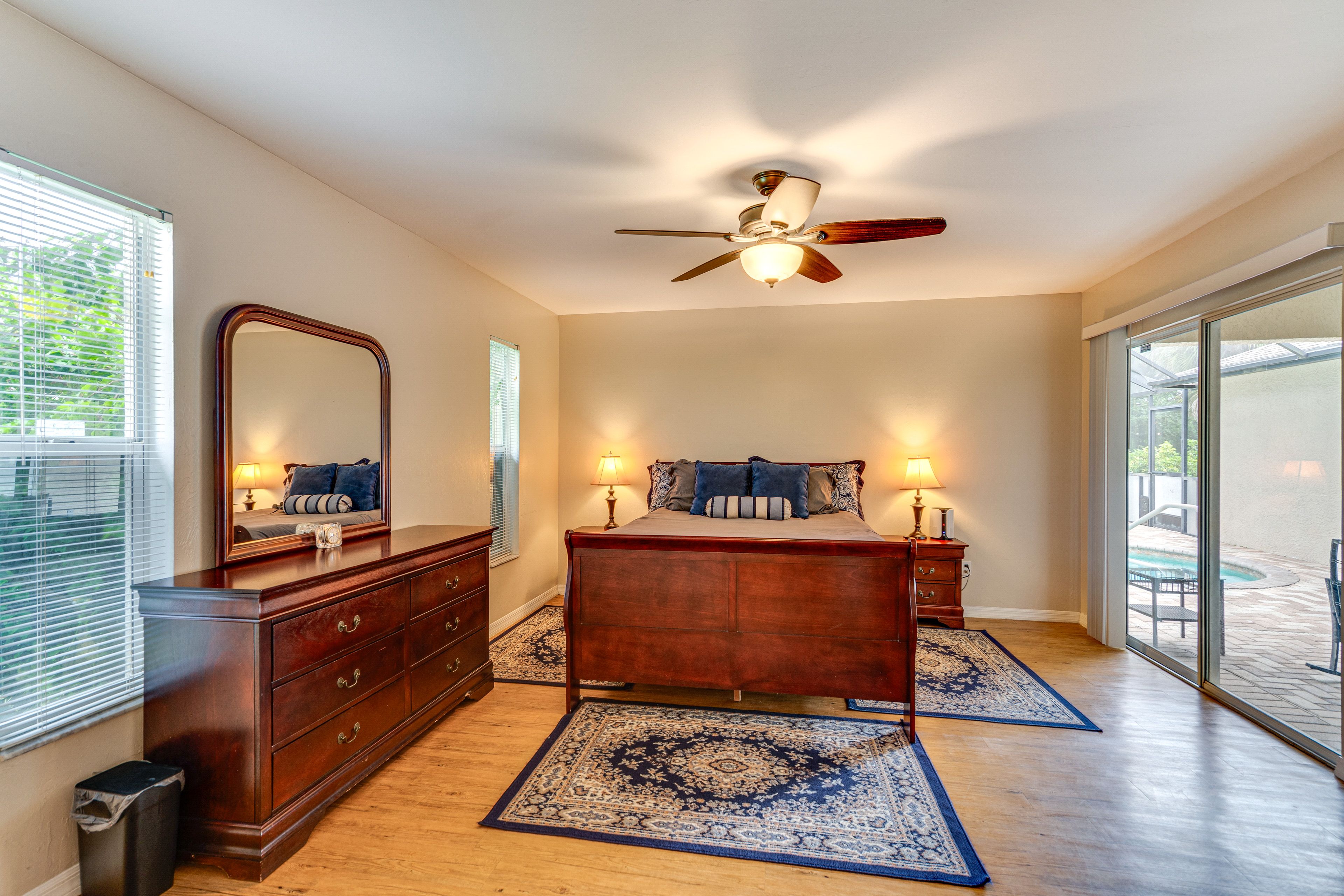 Bedroom 1 | Queen Bed