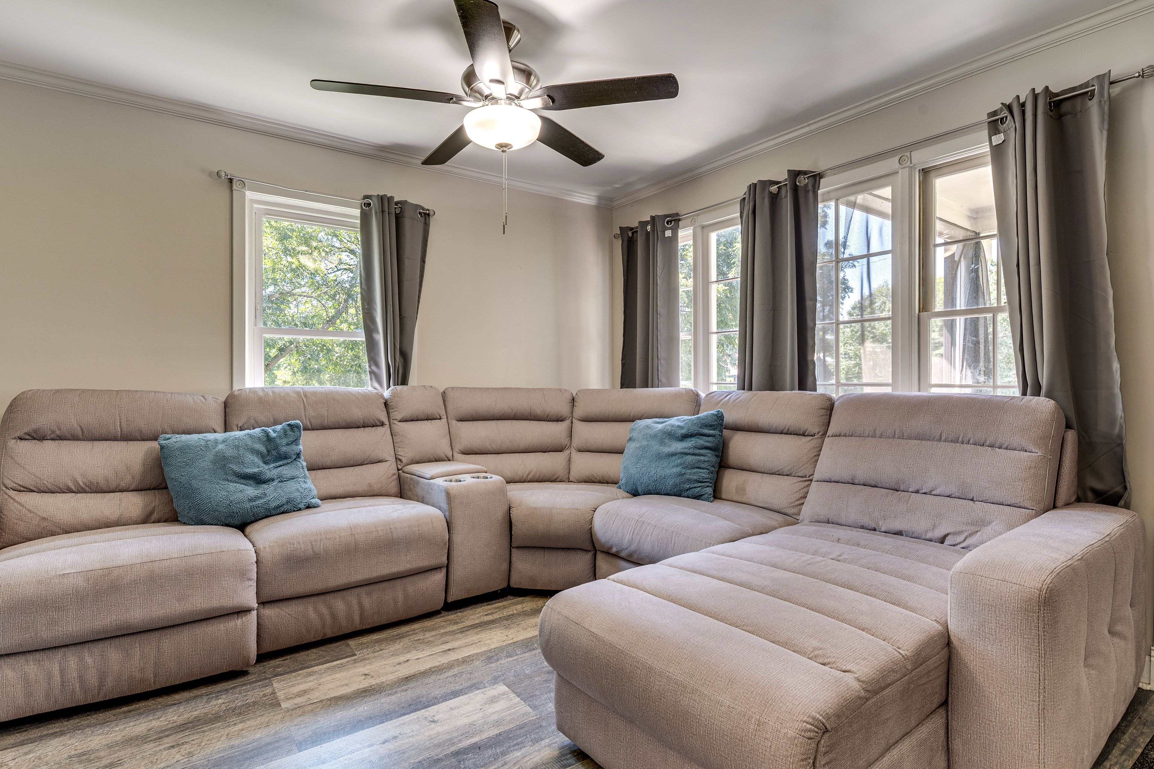 Living Room | Smart TV | Board Games