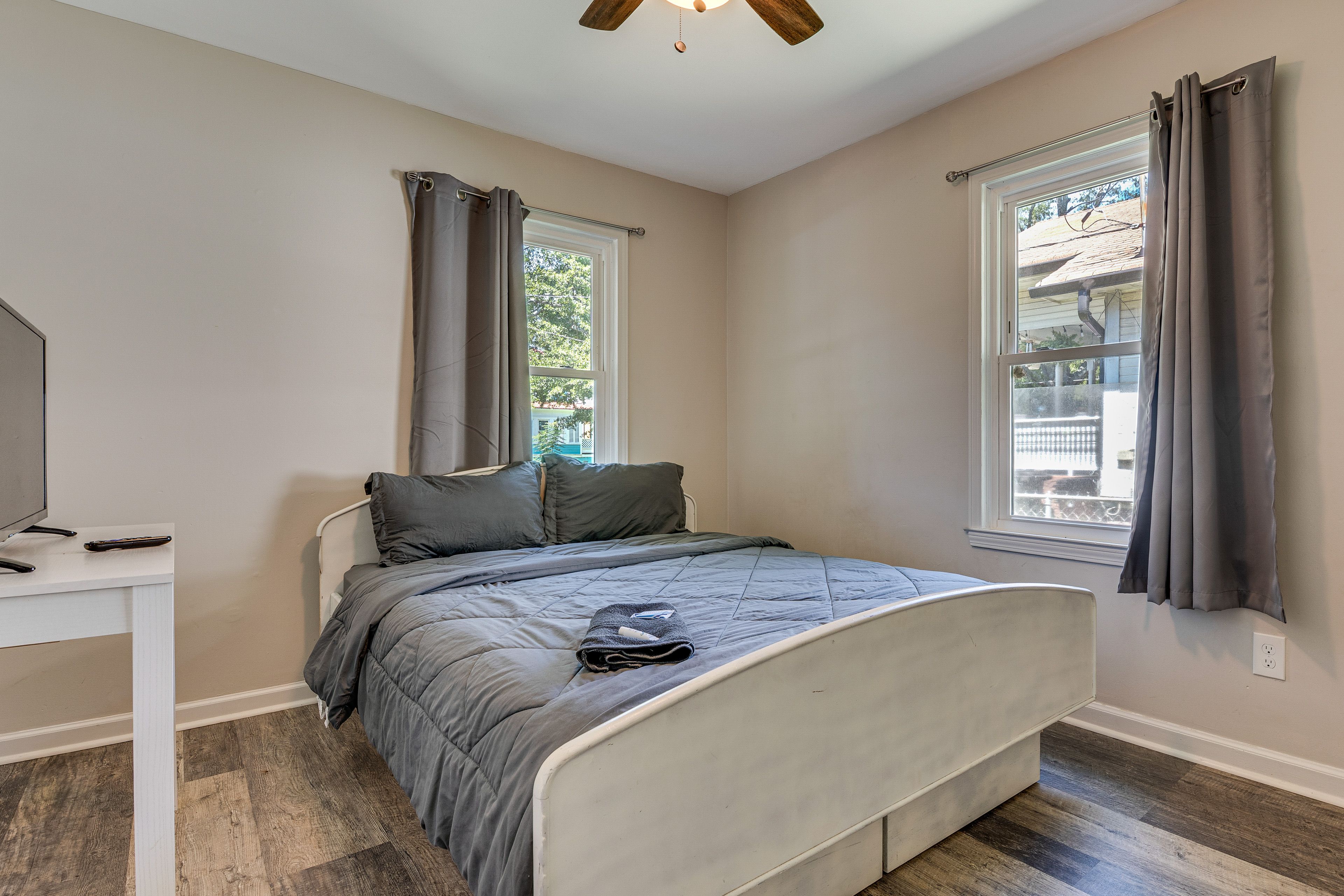 Bedroom 2 | Queen Bed | Smart TV