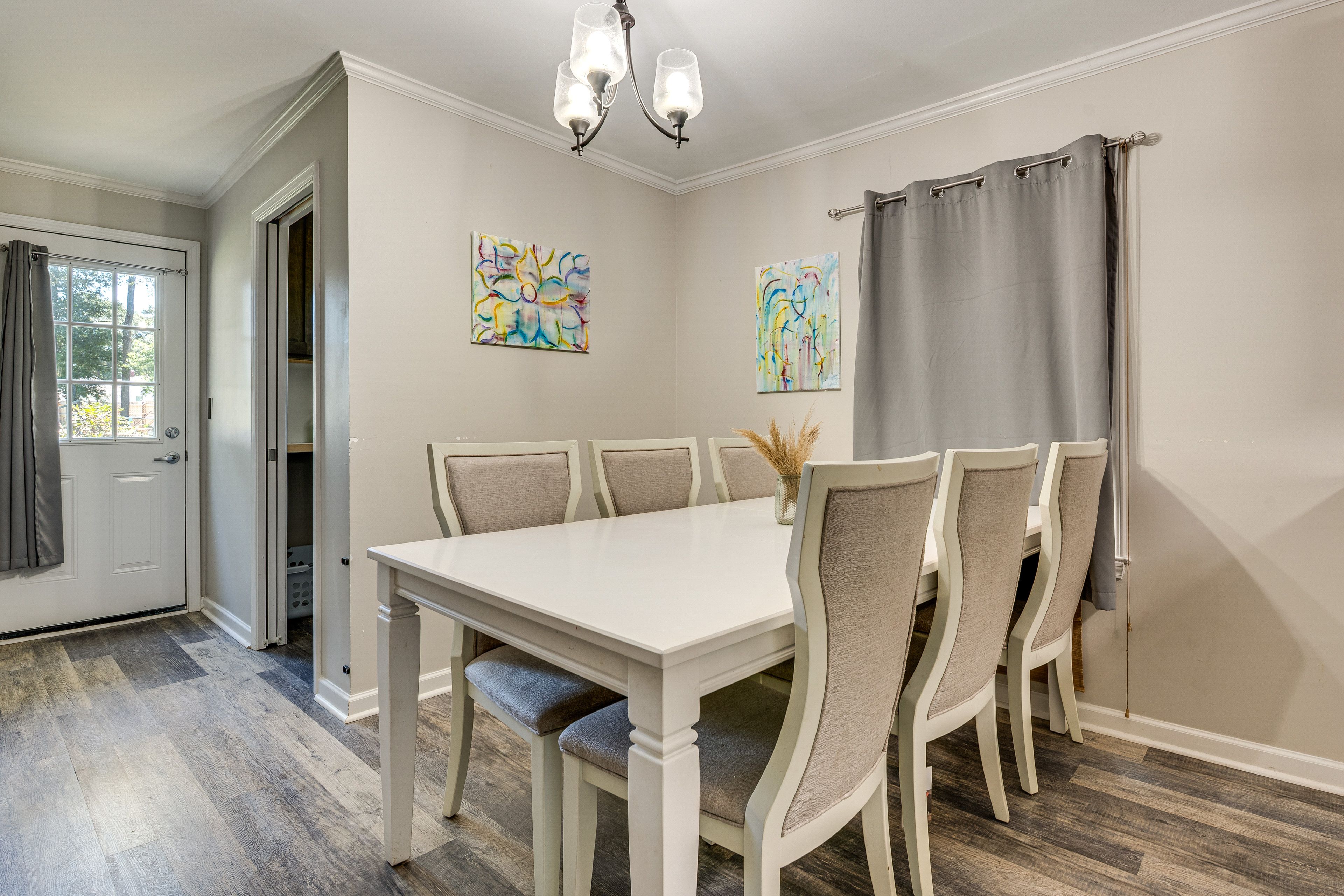 Dining Area | Dishware/Flatware Provided