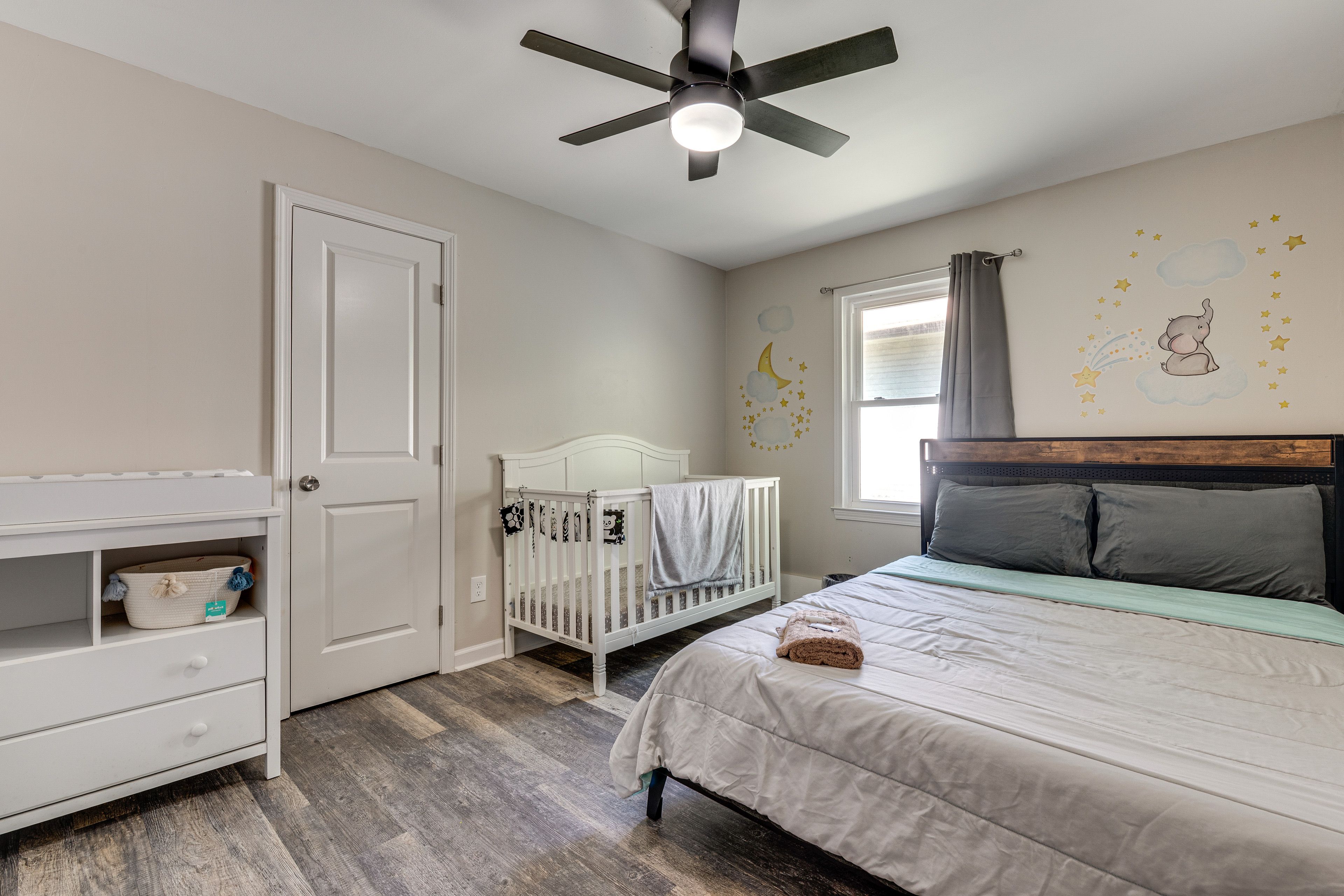 Bedroom 3 | Queen Bed | Crib | Smart TV