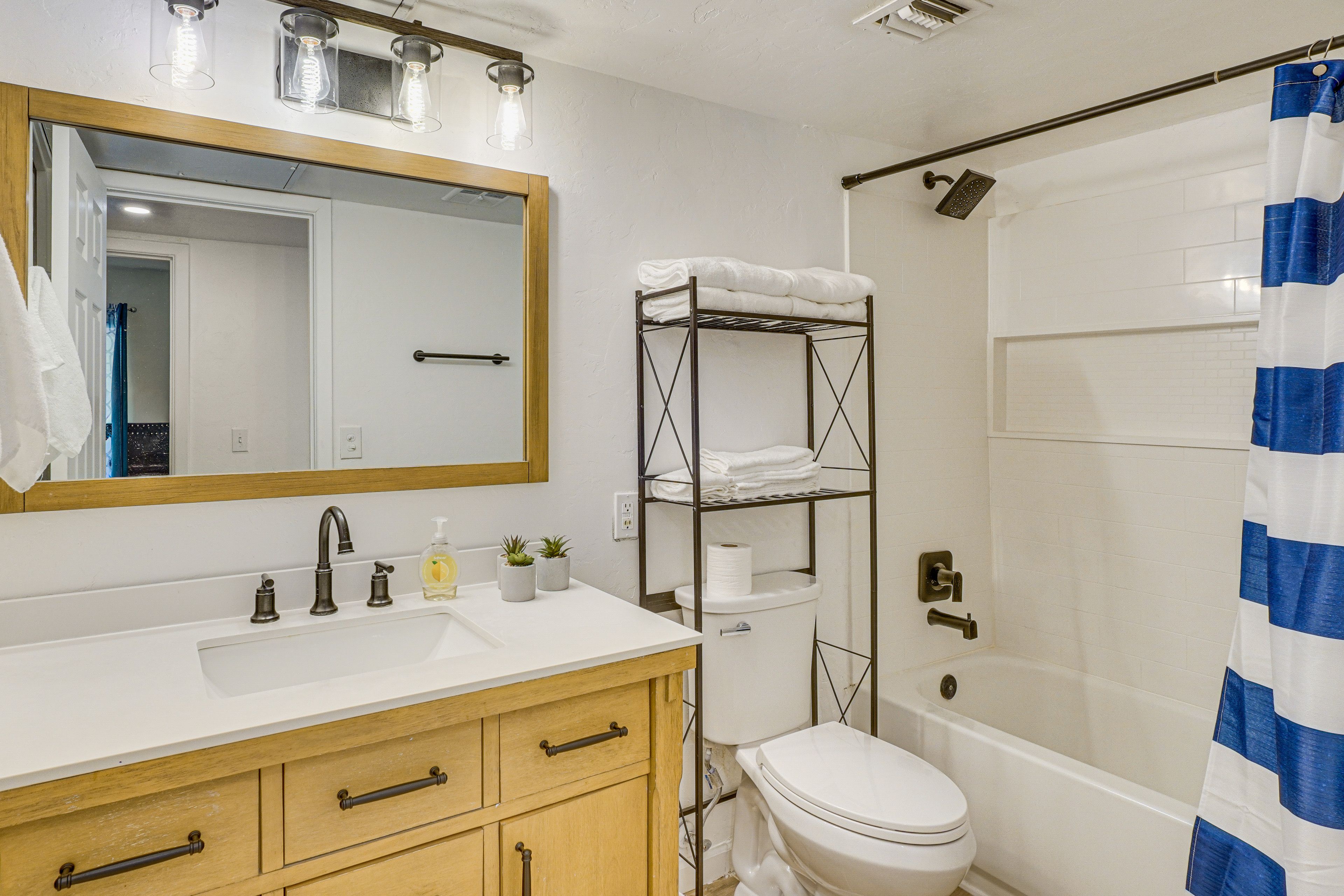 Full Bathroom | Towels Provided