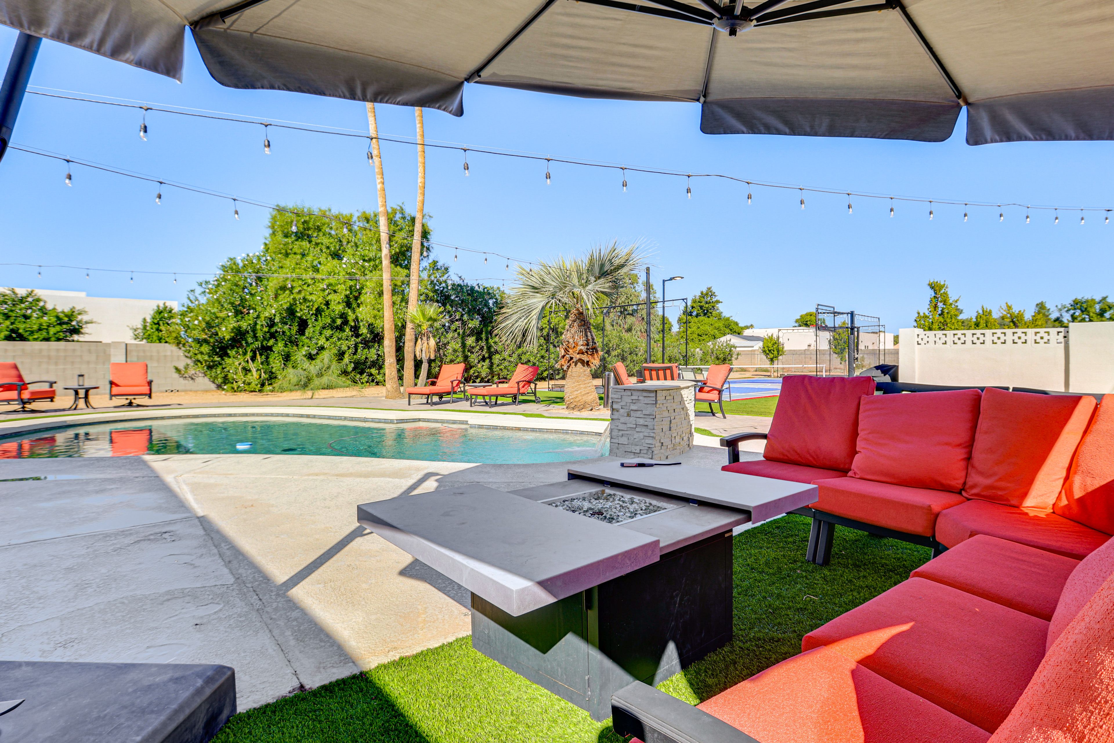 Fire Pit Table | Gas Grill | 3 Mi to Kierland Commons