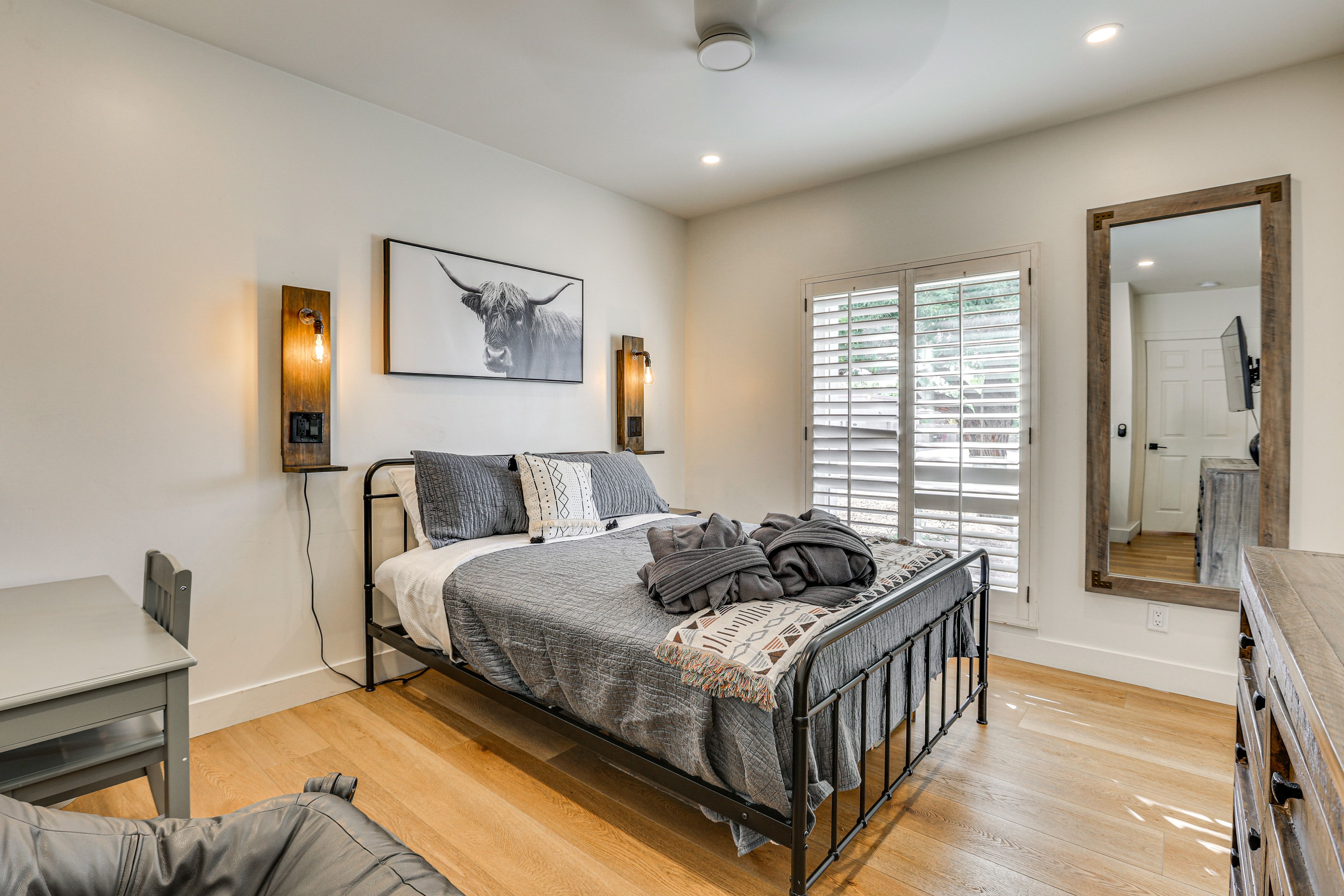 Bedroom 2 | Queen Bed | Smart TV