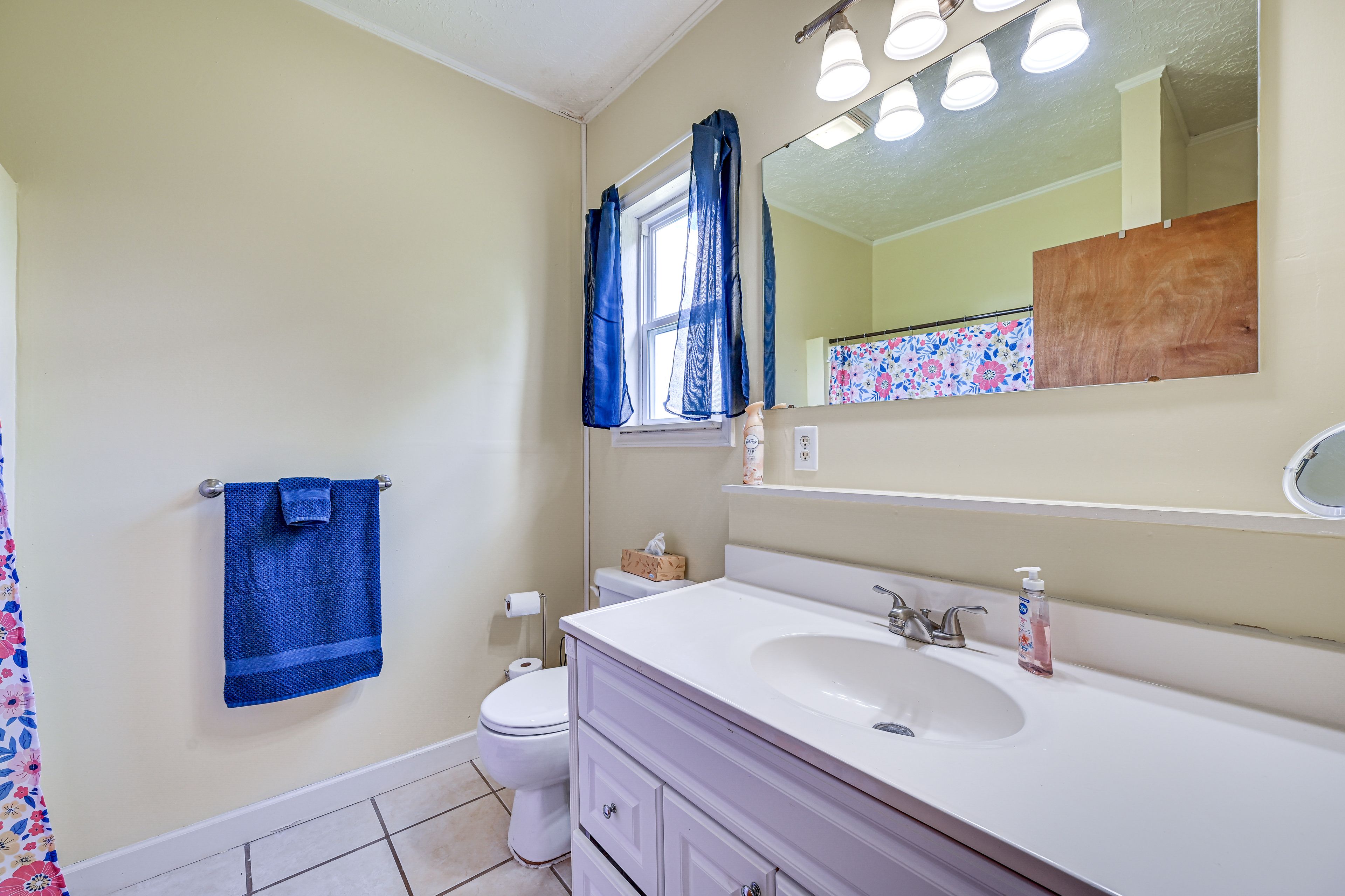 Full Bathroom | Towels Provided