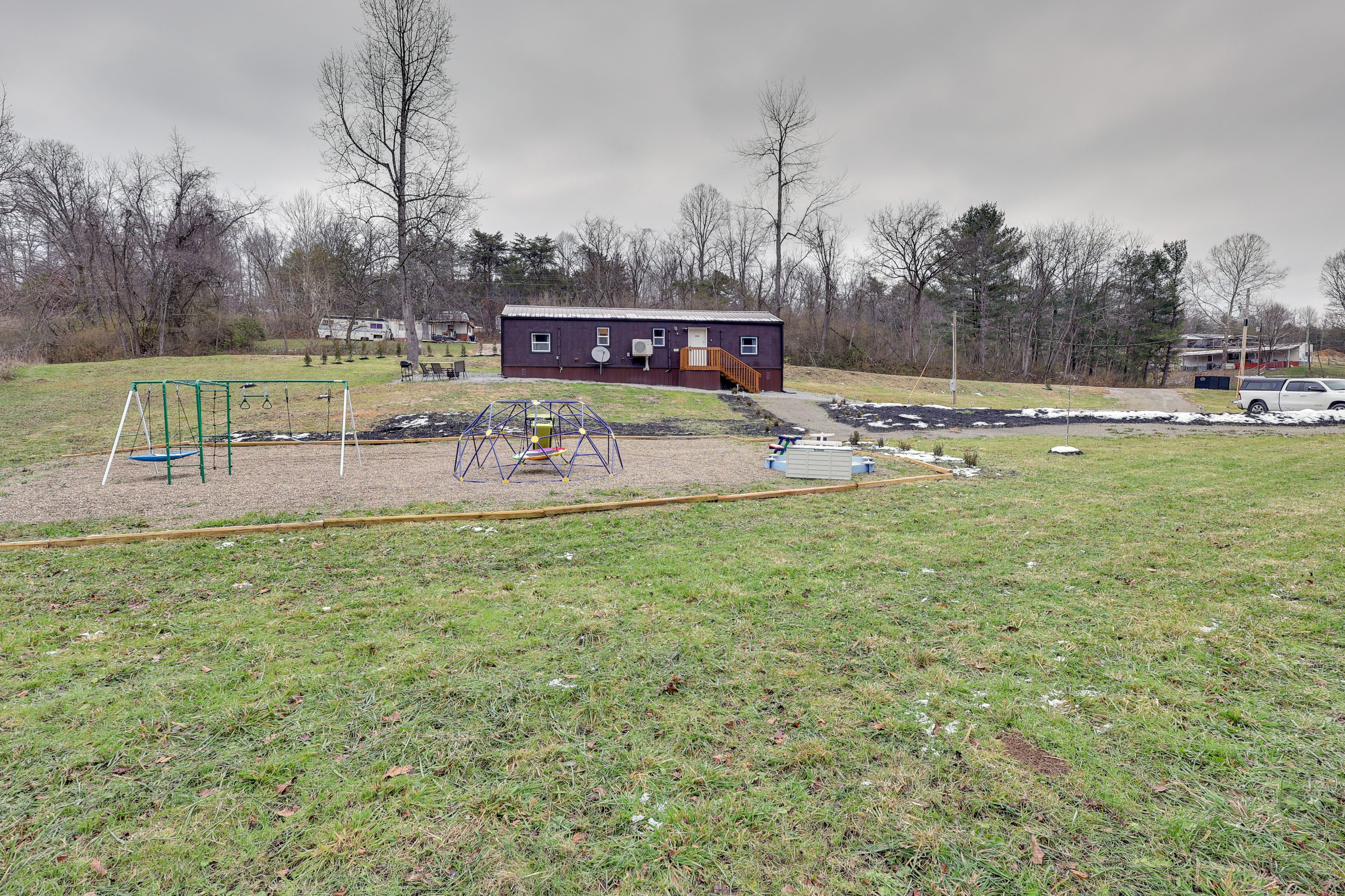 Yard Space | Fire Pit | Charcoal & Gas Combo Grill w/ Griddle