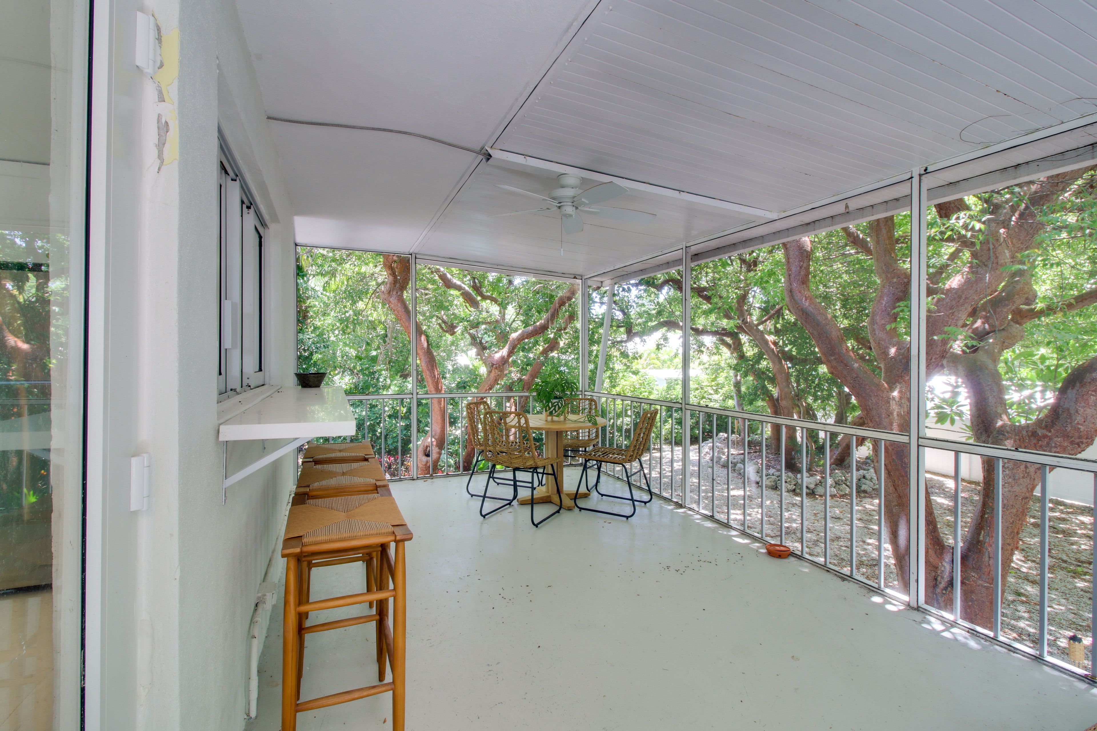 Screened-In Balcony | Outdoor Dining Area