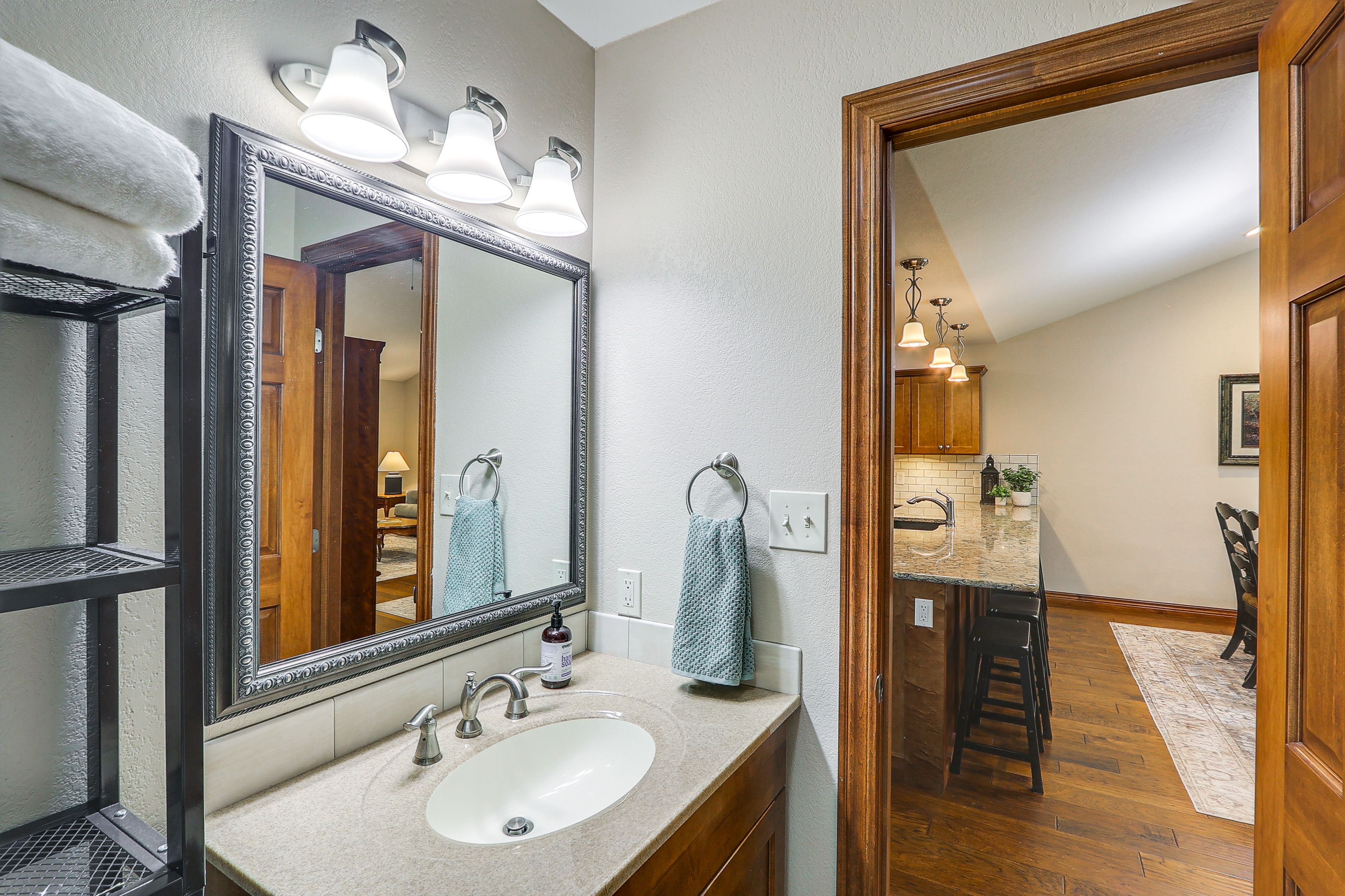 Full Bathroom | Towels Provided | Main Floor