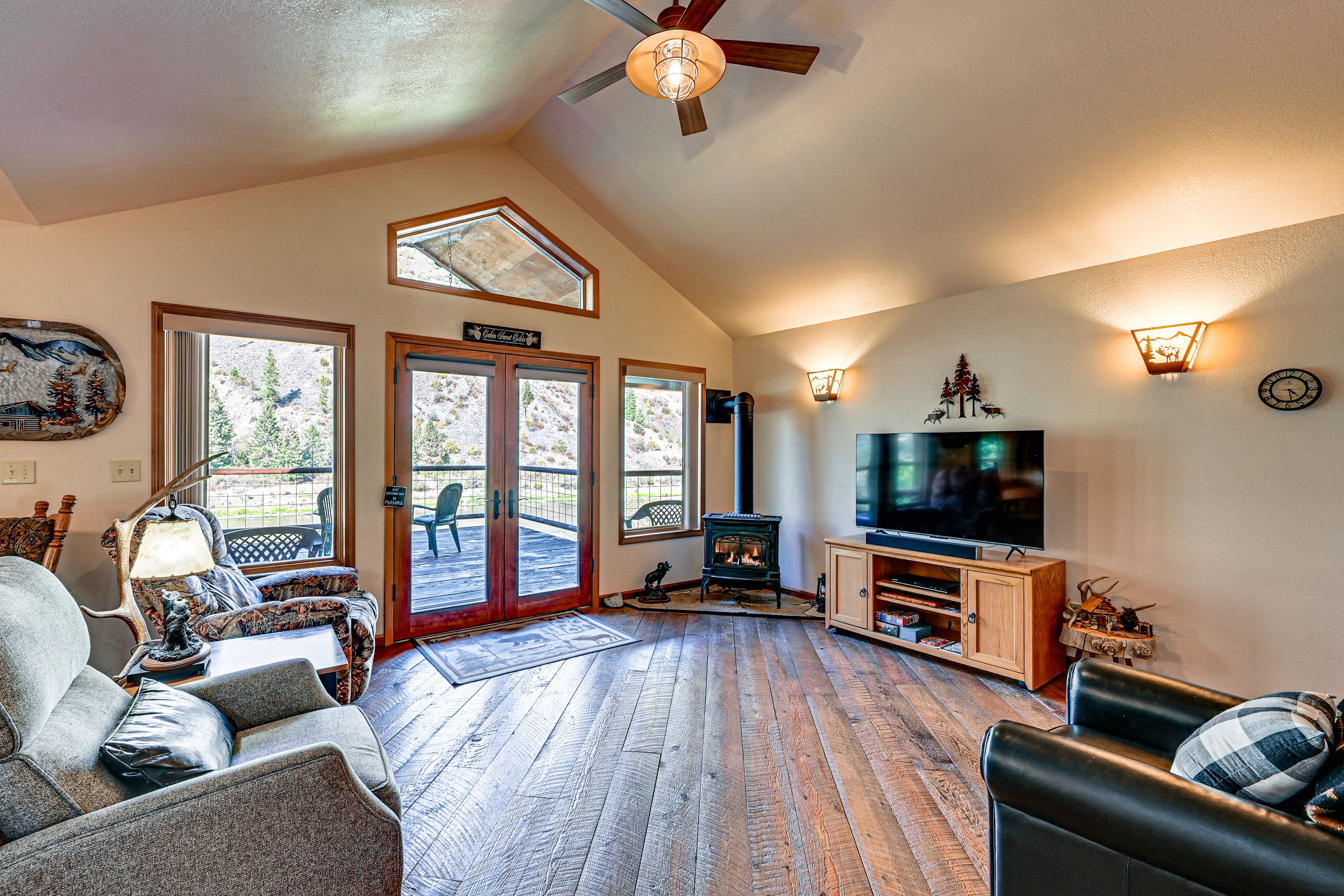 Living Room | Free WiFi | Multi-Level Cabin