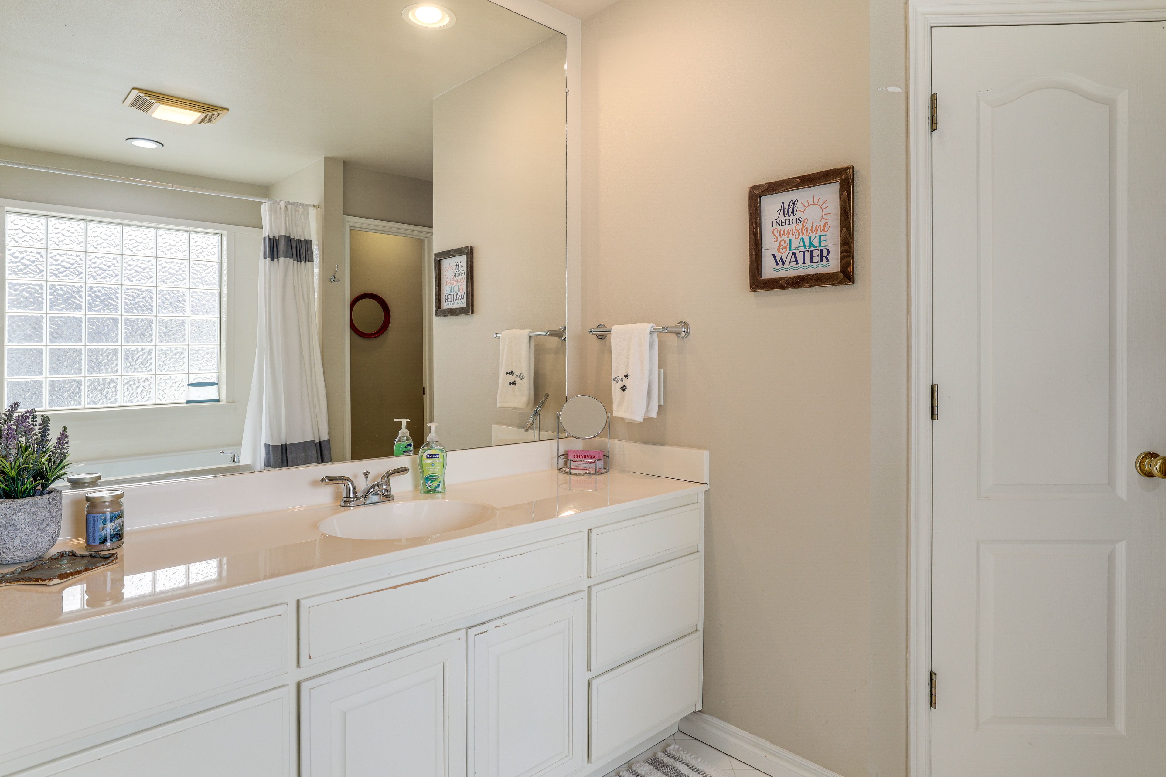Full Bathroom | Towels Provided