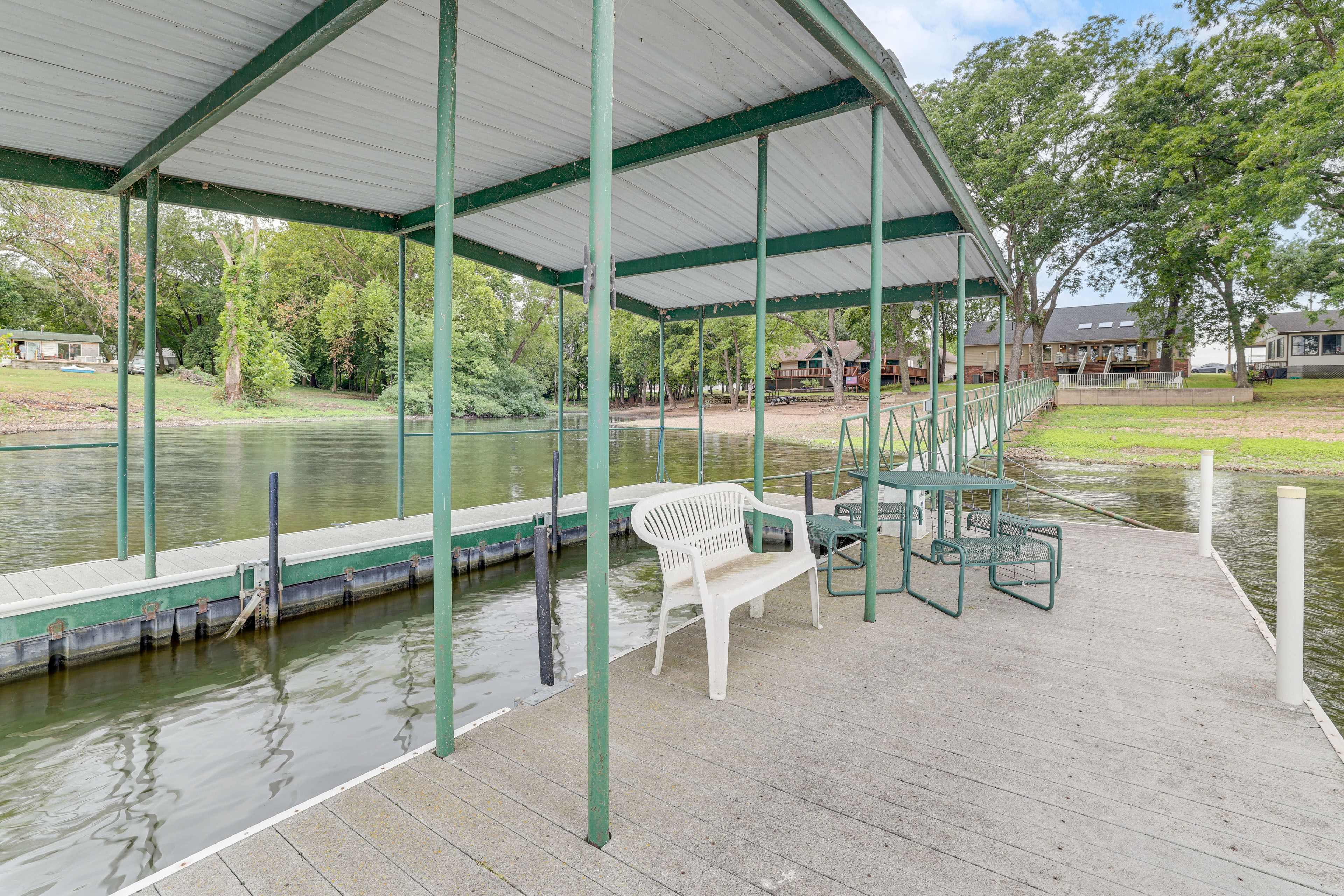 Private Boat Dock w/ Seating | Lake Access