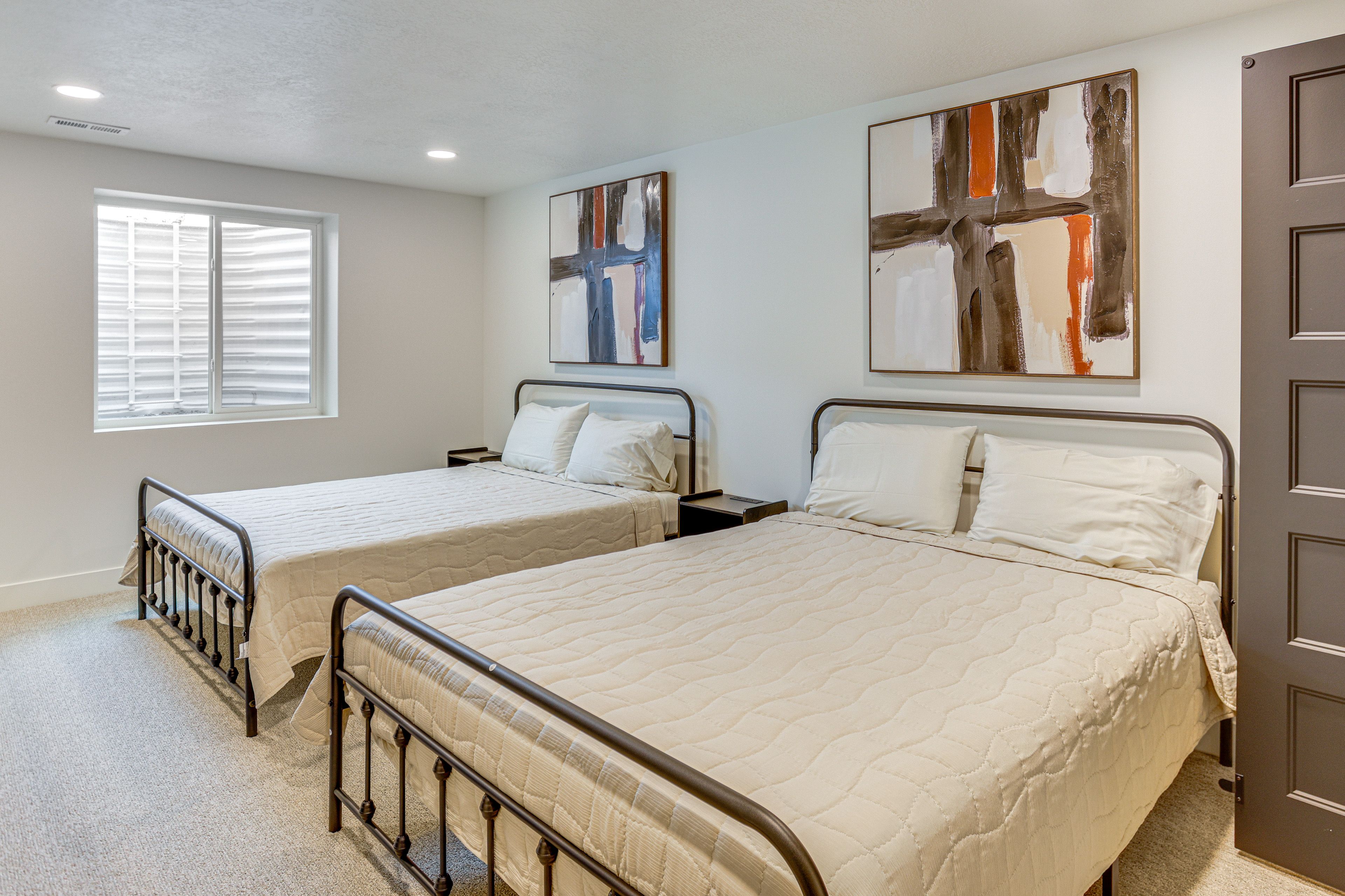 Bedroom 2 | 2 Queen Beds | Smart TV