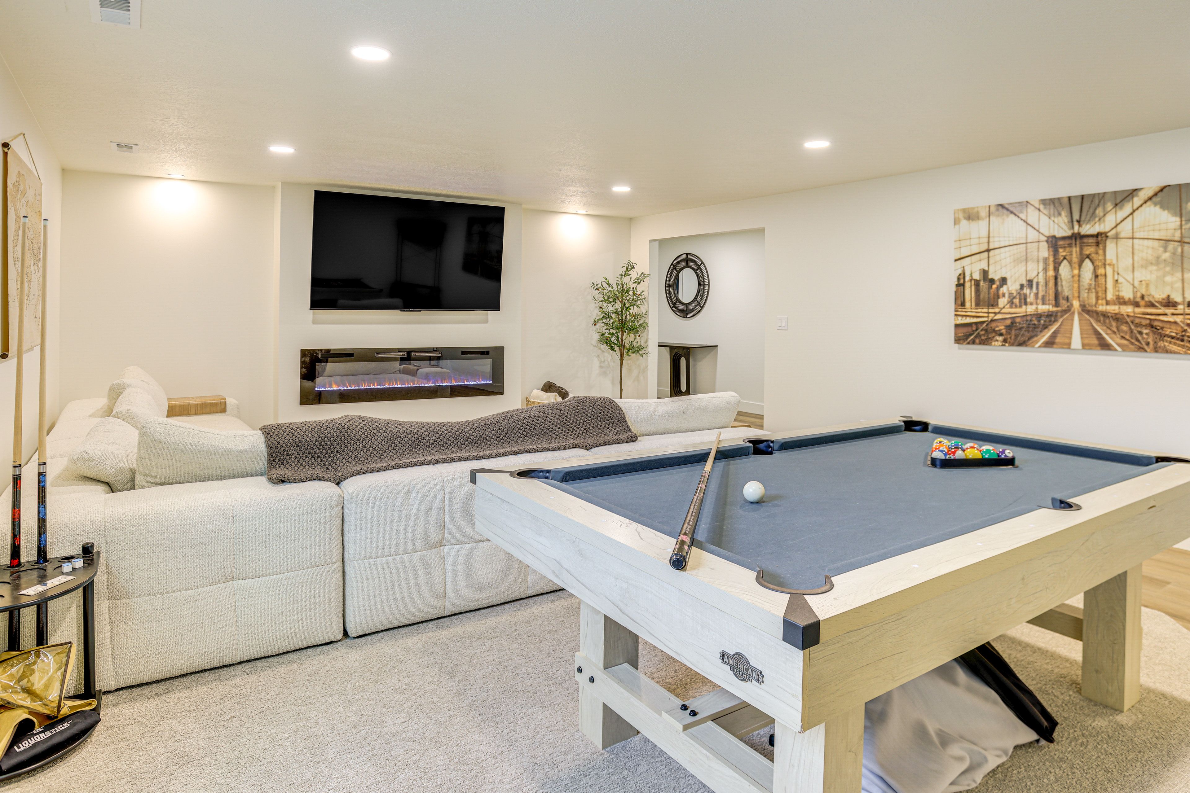 Living Room | Pool Table | Smart TV | Free WiFi | Electric Fireplace