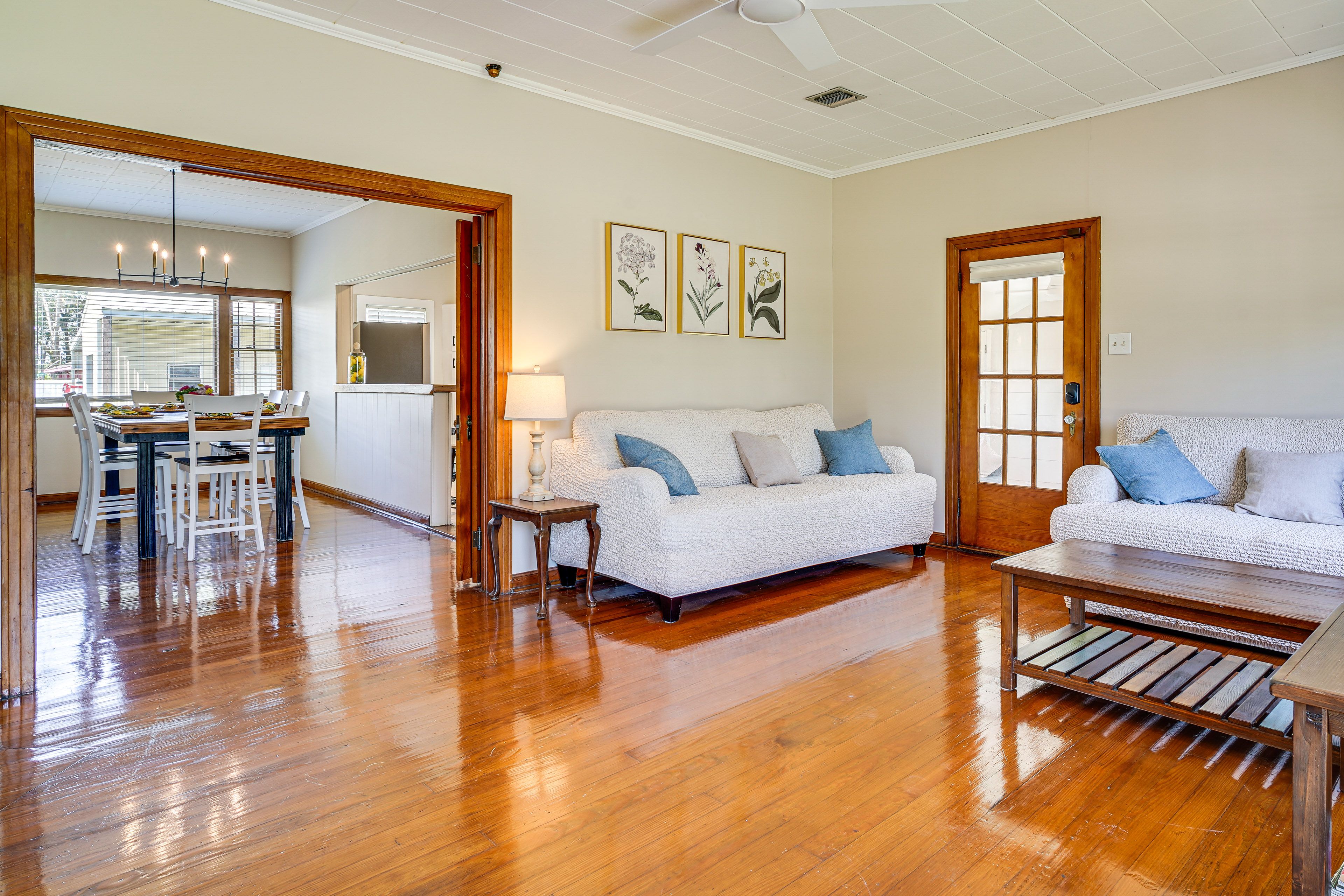 Living Room | Free WiFi | Central Heating & A/C | Smart TV