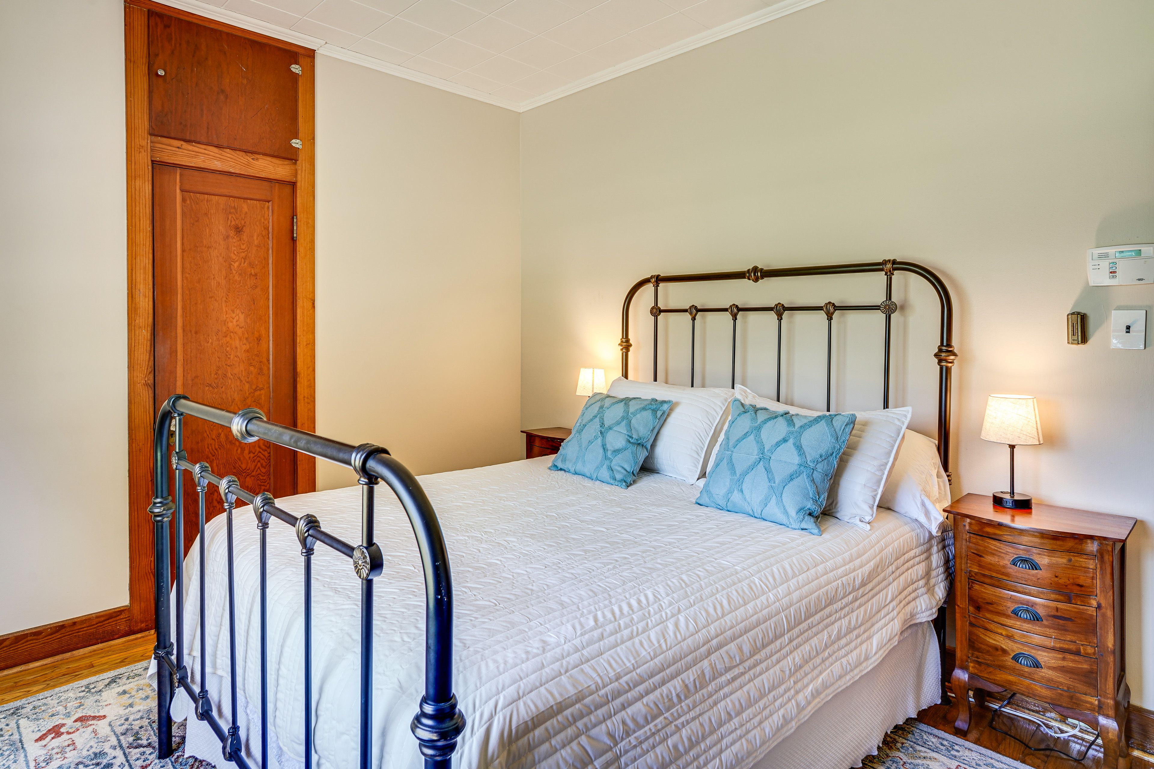 Bedroom 3 | Queen Bed