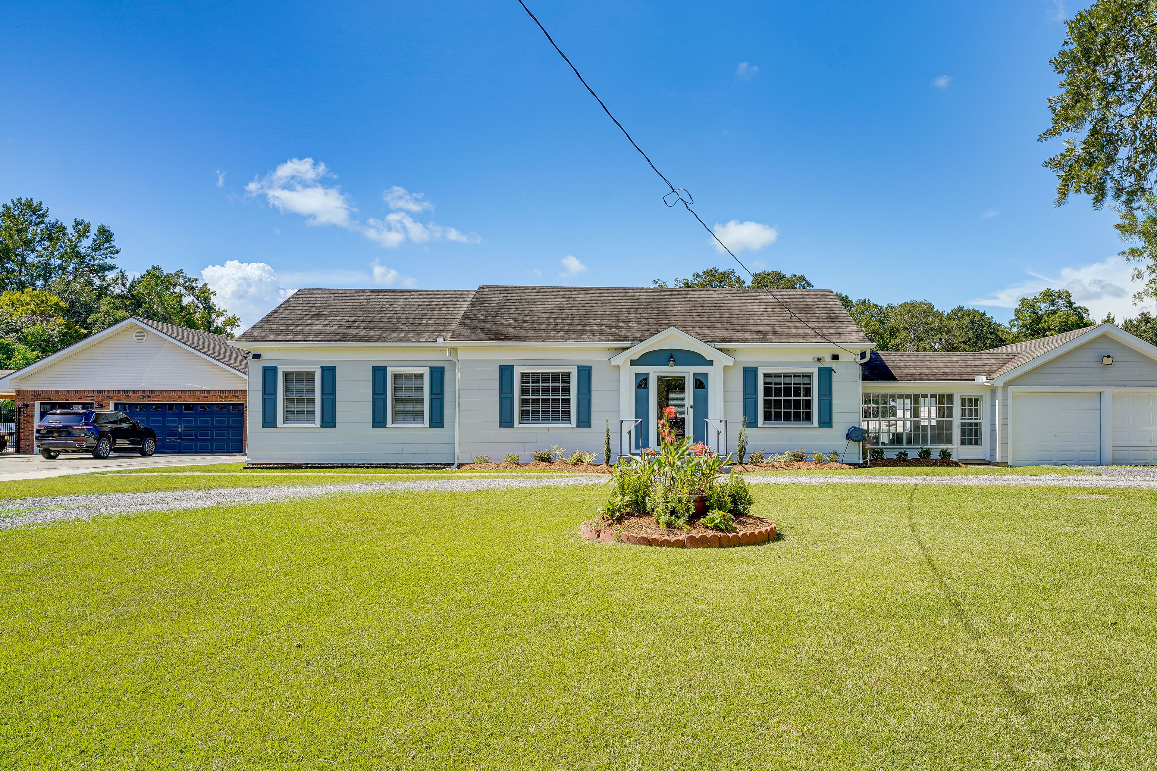 Exterior | Driveway (4 Vehicles) | Garage (2 Vehicles)