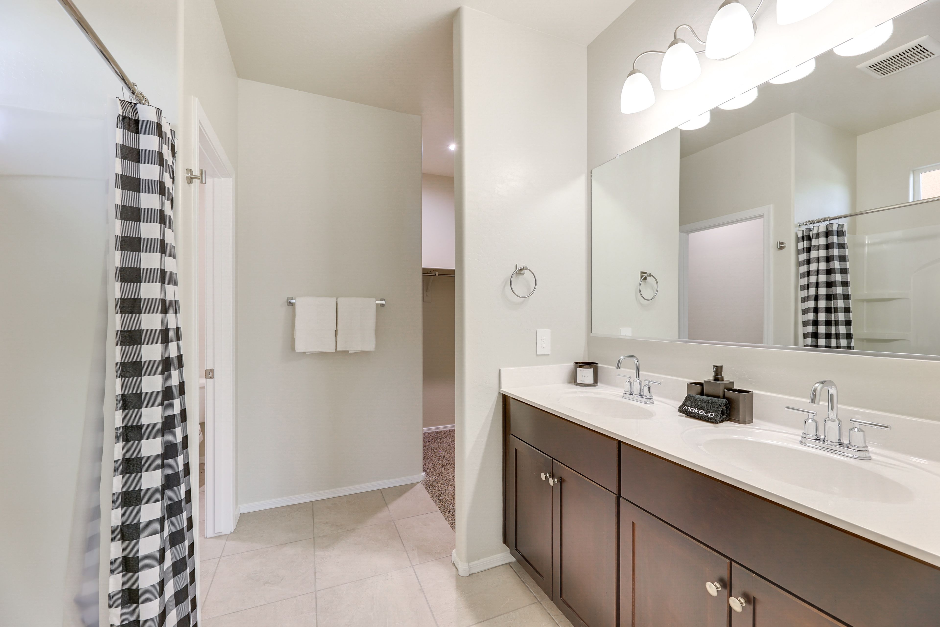 Full Bathroom | Complimentary Toiletries | Towels Provided