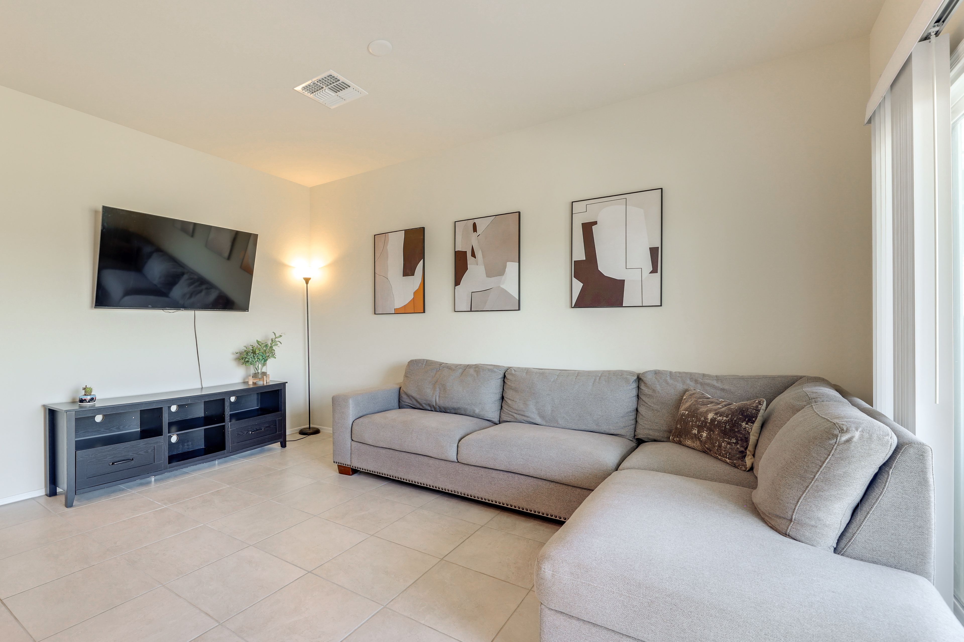 Living Room | Free WiFi | Central Heating & Air Conditioning