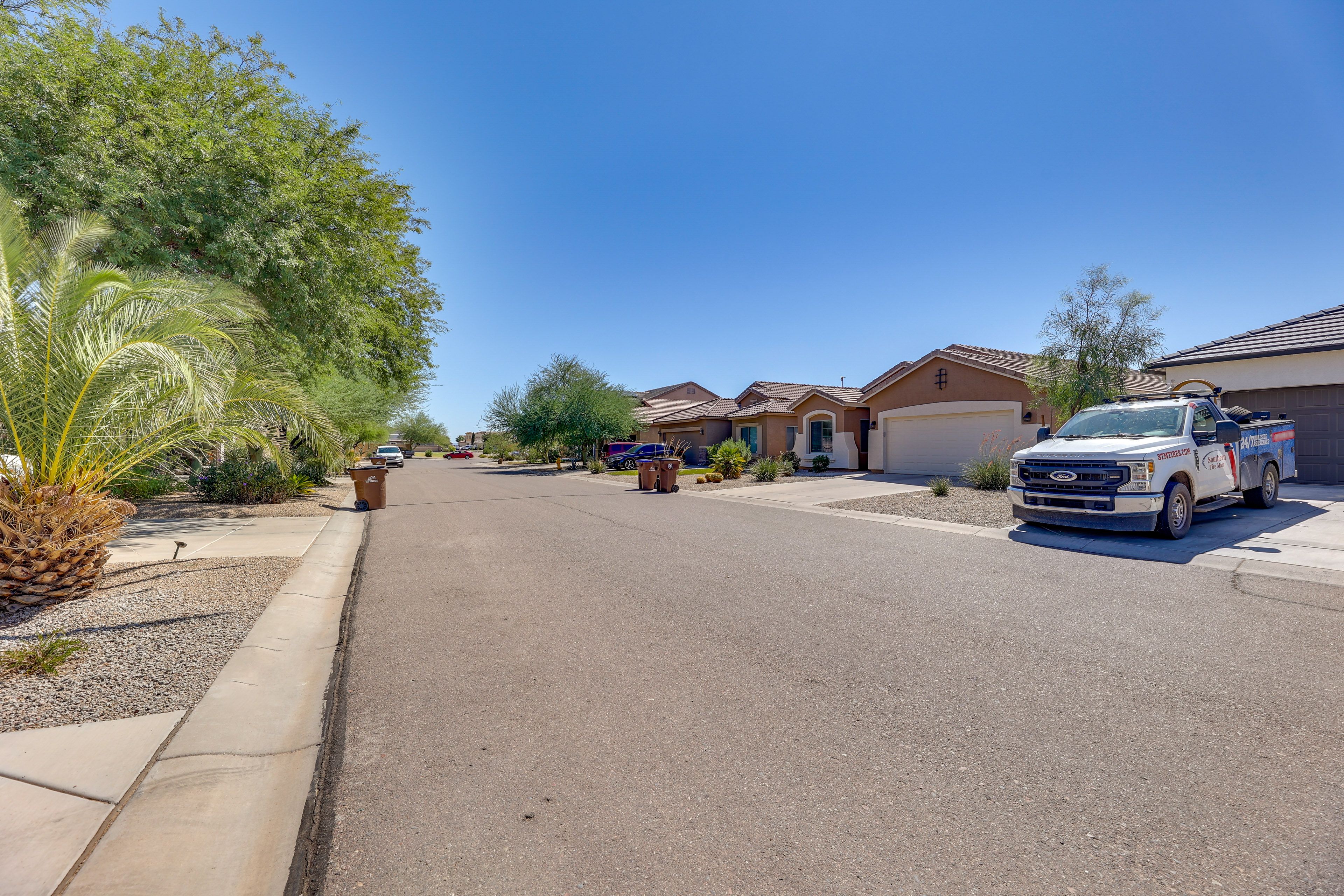 Parking | Street Parking (2 Vehicles, First-Come, First-Served)