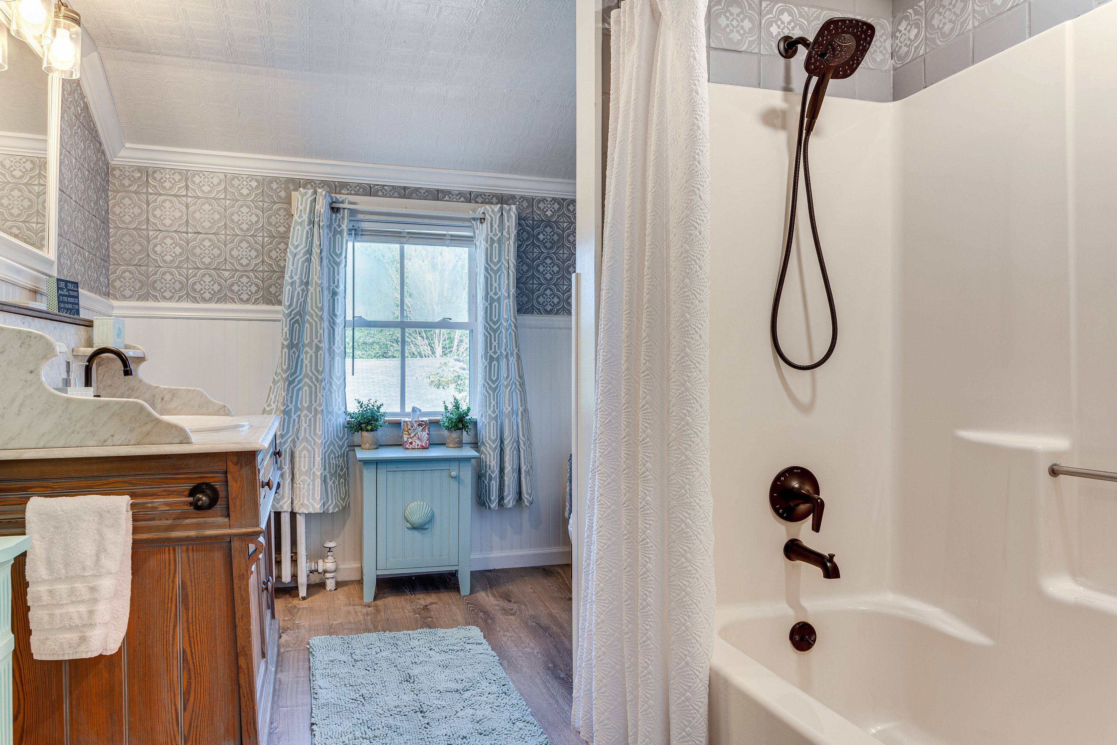 Full Bathroom | 2nd Floor | Towels Provided | Complimentary Toiletries