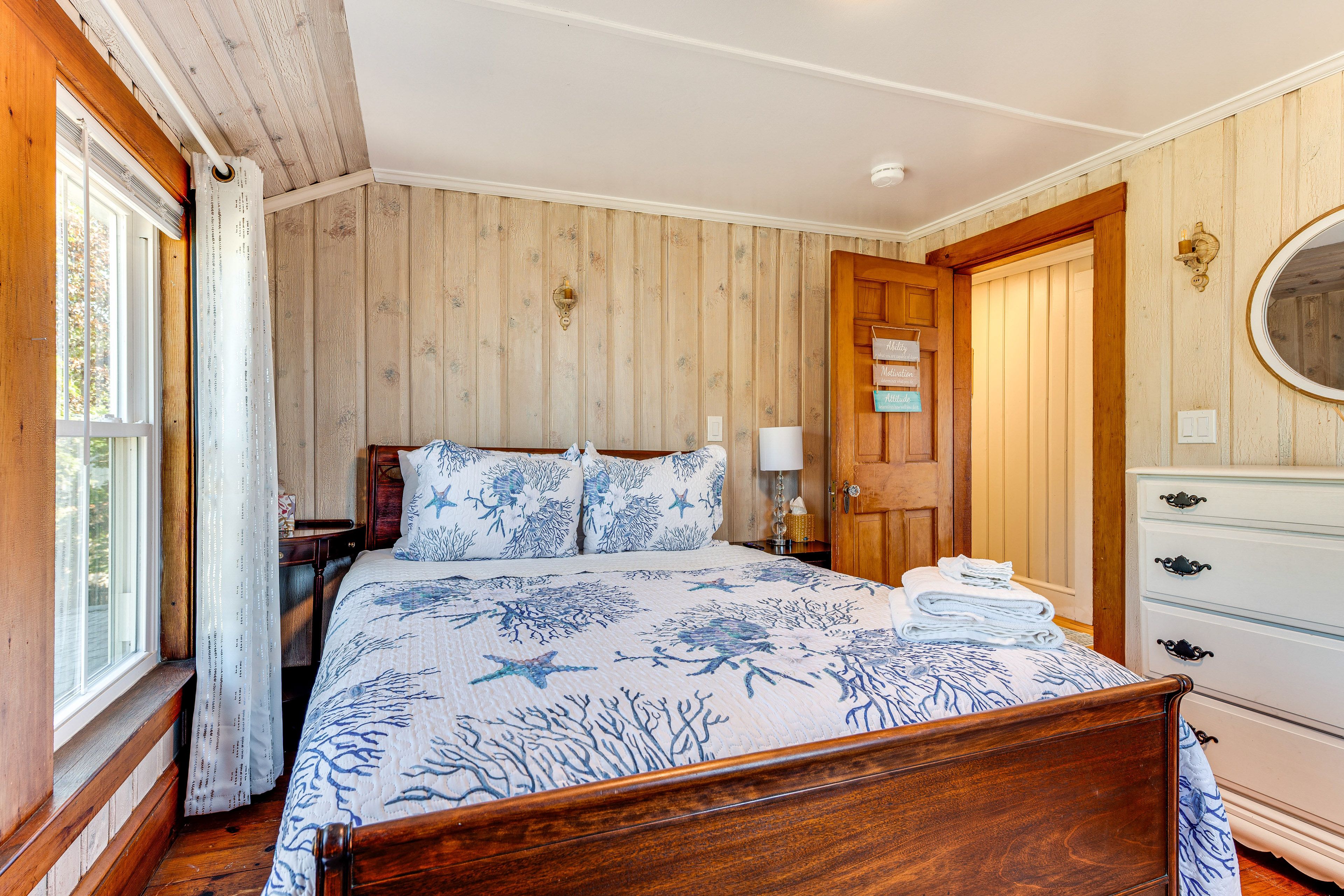 Bedroom 2 | 2nd Floor | Queen Bed | Smart TV