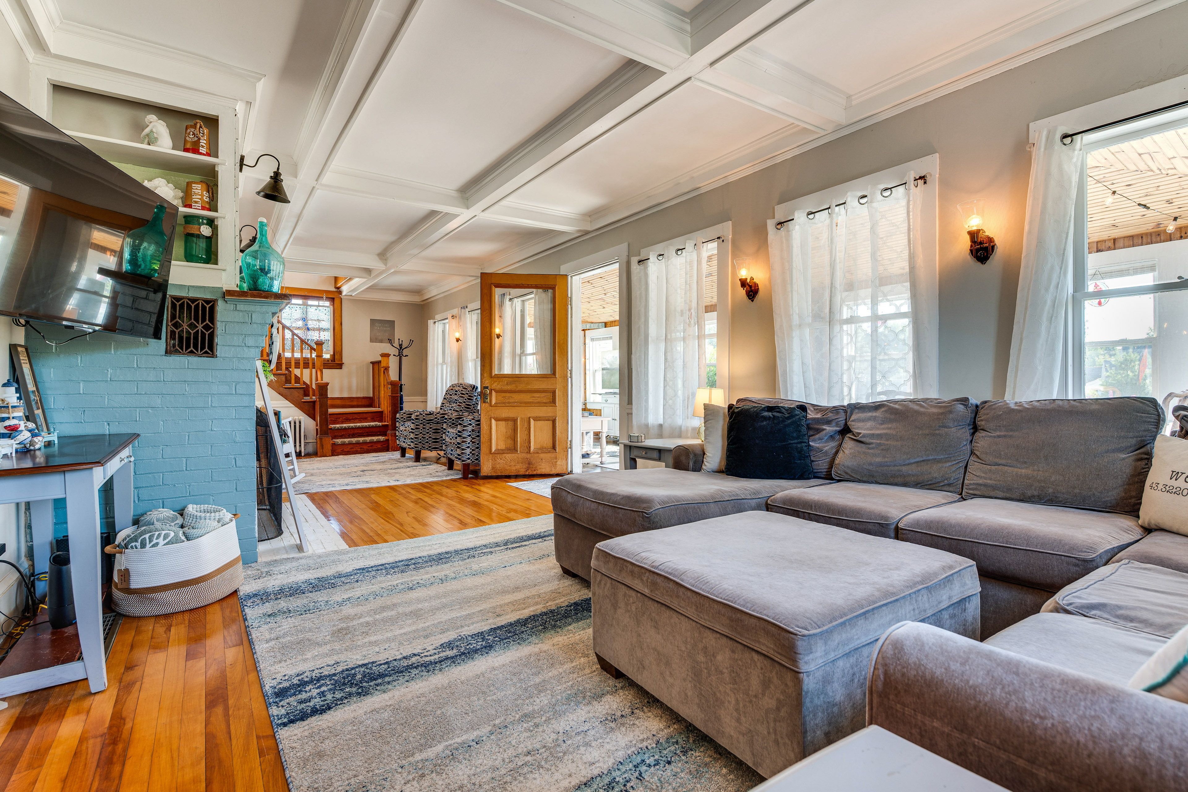 Living Room | 1st Floor | Smart TV | Free WiFi | Fireplace