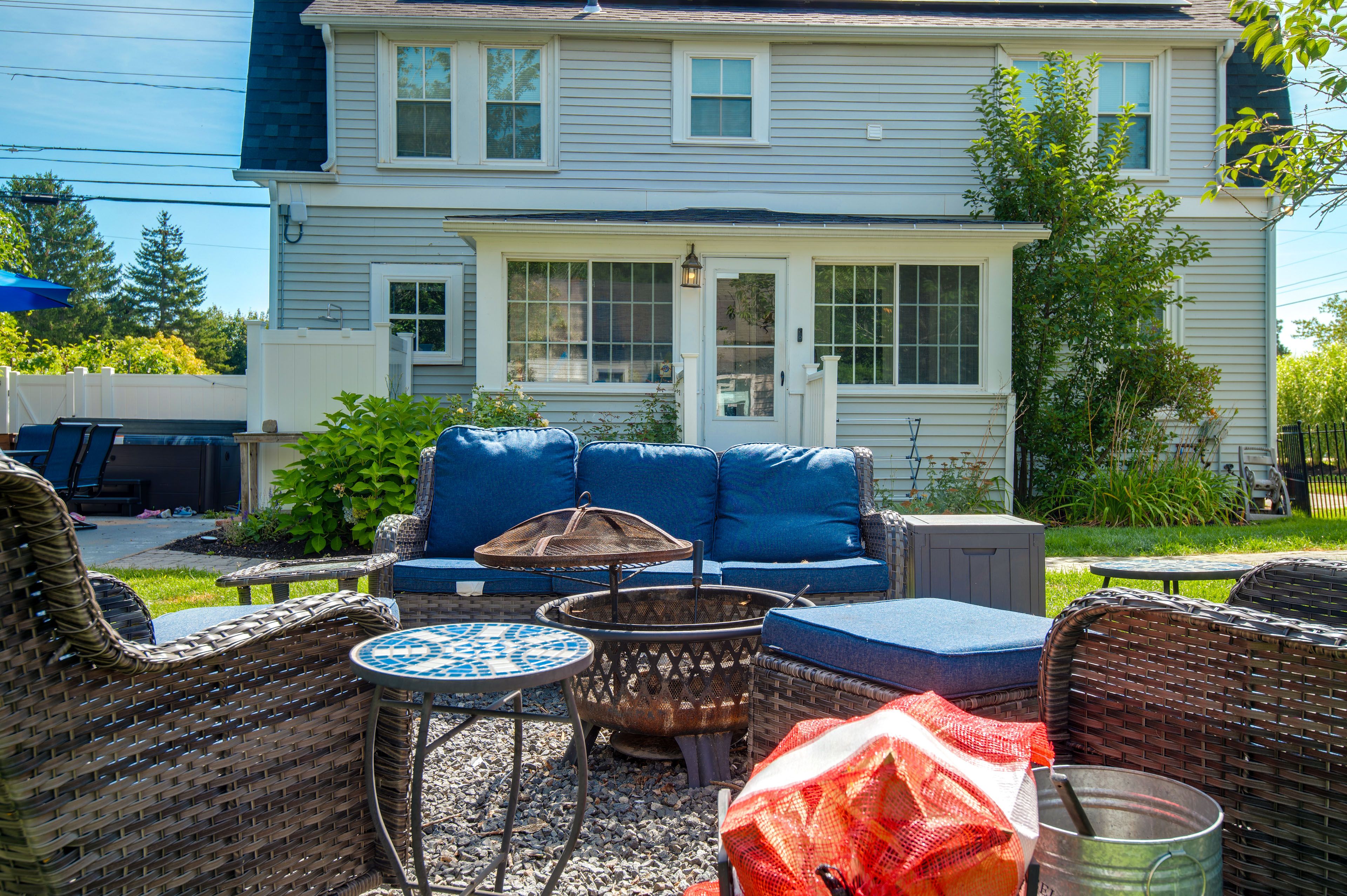 Backyard | Fire Pit w/ Seating