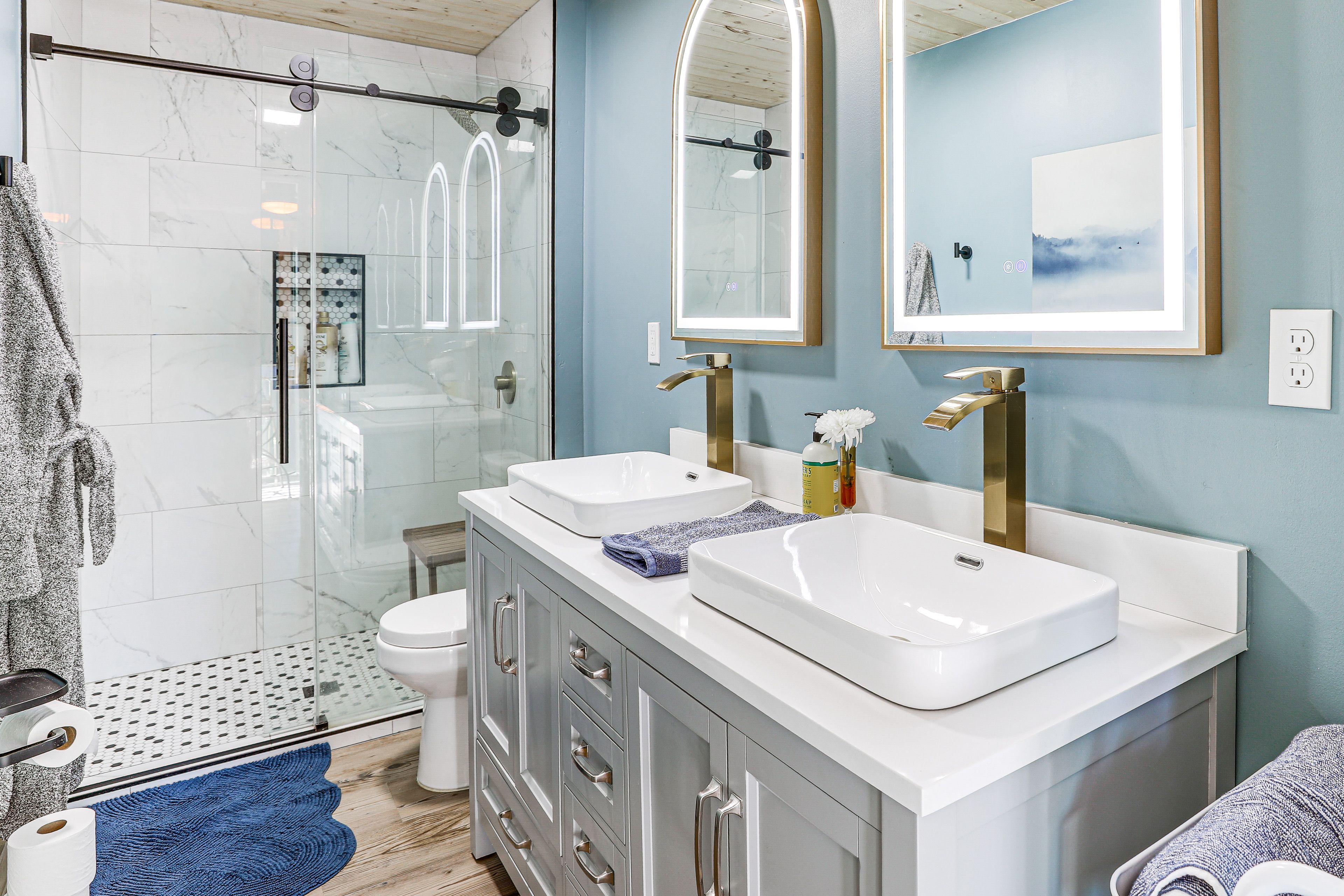 Full Bathroom | 1st Floor | Towels Provided